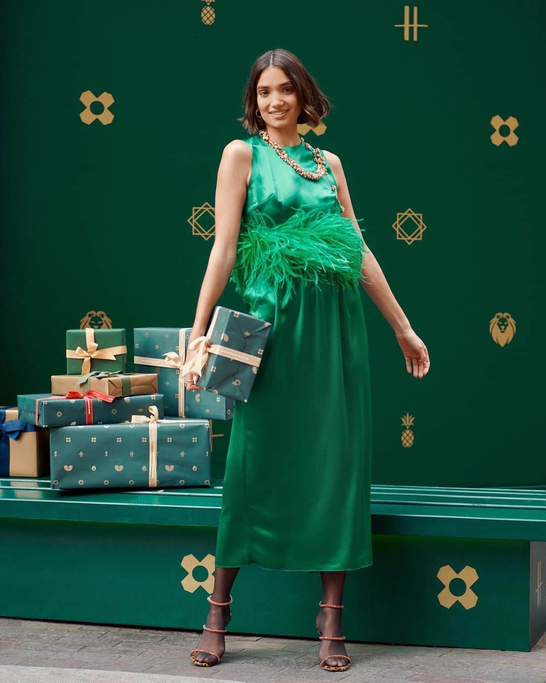 Harrodsさんのインスタグラム写真 - (HarrodsInstagram)「Season’s Greetings 💚 However you’re spending this Christmas, we wish you health, happiness and our very warmest wishes.   #Harrods #HarrodsFashion #HarrodsChristmas  Our stores are closed – but you can still shop online at harrods.com.」12月25日 17時40分 - harrods