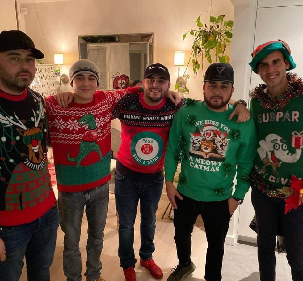 ケビン・オーティズのインスタグラム：「Feliz Navidad para todos mis seguidores dios me los bendiga @gerardoortizoficial  @oscarortizoficial  @badsinw1  @anthonyortizmedina ❤️🙏🏻🎄🔥🎁」