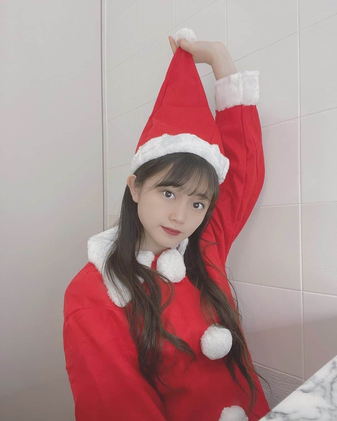 小野田紗栞のインスタグラム：「🎄 Merry X'mas サンタさんになりました🎁  #tsubaki_factory #つばきファクトリー#小野田紗栞#メリークリスマス#サンタ#サンタさん#コスプレ#アイドル#アイドル#follow#followｍe」