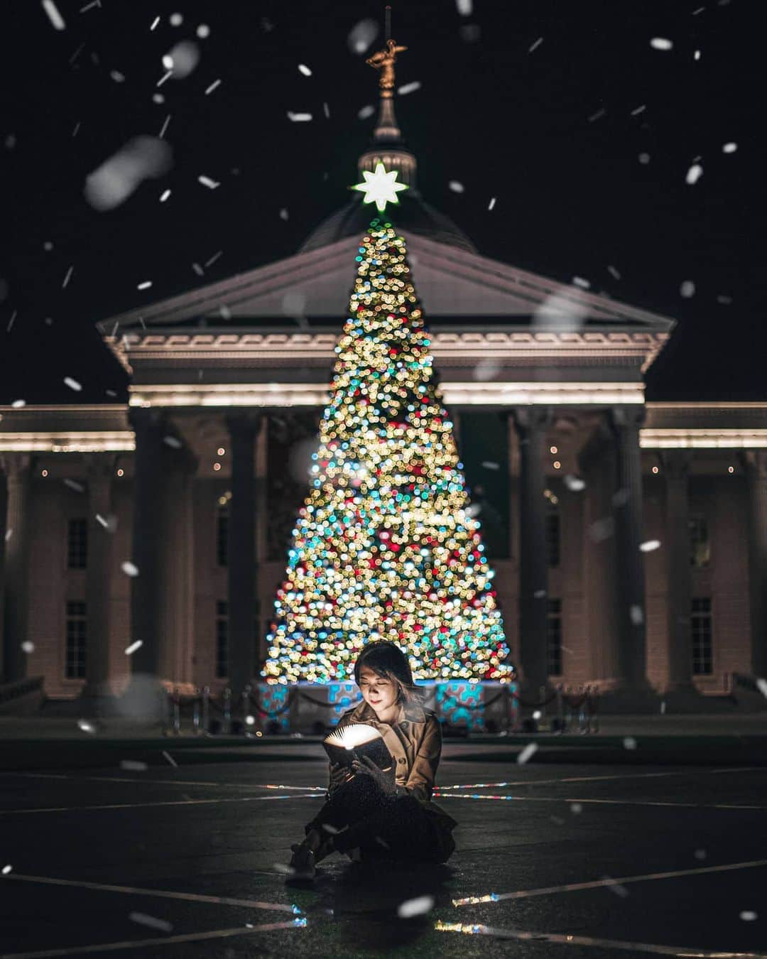 Canon Asiaさんのインスタグラム写真 - (Canon AsiaInstagram)「Season's greetings and happy holidays! 🎄 We hope everyone is keeping safe and enjoying this festive period.  .  Allen captured this shot after the museum had closed, the darkness further enhancing both the Christmas tree in the back and his subject in the foreground. Of course, having the right props (look at that literal book lamp!) and post-processing effects ❄️❄️ make this whole photo come together. .  📷 Image by @allenlo0809 on Instagram using EOS R6 • EF50mm f/1.8 STM • f/1.8 • ISO 800 • 1/160 • 50mm . Have a festive photo to share? Tag us on Instagram using #canonasia or upload your photo to My Canon Story for a chance to be featured! . #canonasia #photography #explore #nightscapes #christmas #lights #bokeh #portraits #tainan」12月25日 17時43分 - canonasia
