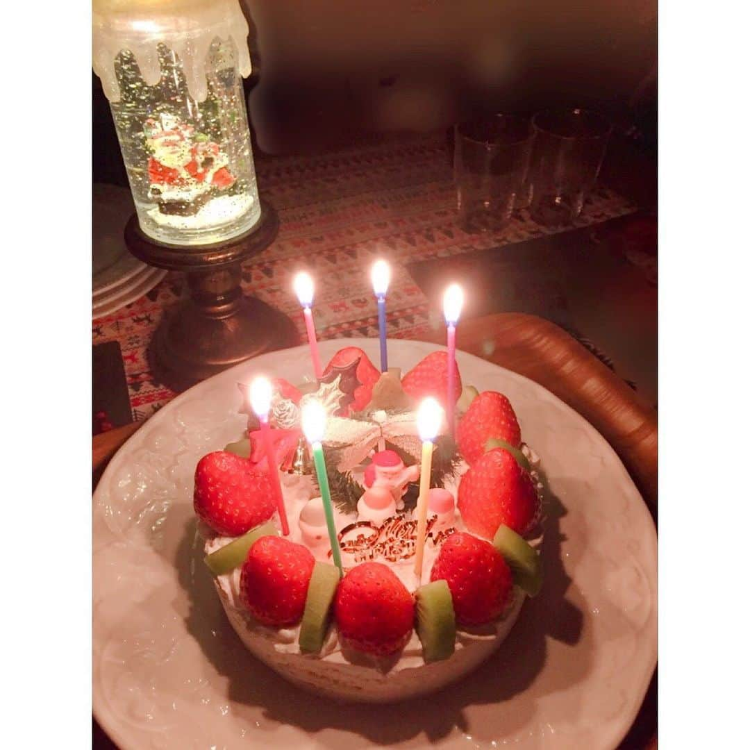 森﨑美月さんのインスタグラム写真 - (森﨑美月Instagram)「✨🎄😋🎂✨  楽しいクリスマスをお過ごしですか？  今年もお家クリスマス★ チーズフォンデュを食べたよ！ そしてケーキデコしたの♬ いちごを欲張って乗せたから クリームがのせられないハプニング！ でも！ いちご大・大・大好きだから ❤︎しあわせ〜〜〜╰(*´︶`*)╯❤︎  トナカイさんのイヤリングなの わかる？ ⁑ ⁑ ⁑ #ニコプチ #プチモ #森﨑美月 #もんちゃん #クリスマスケーキ#となかい」12月25日 17時44分 - morisaki_mizuki_