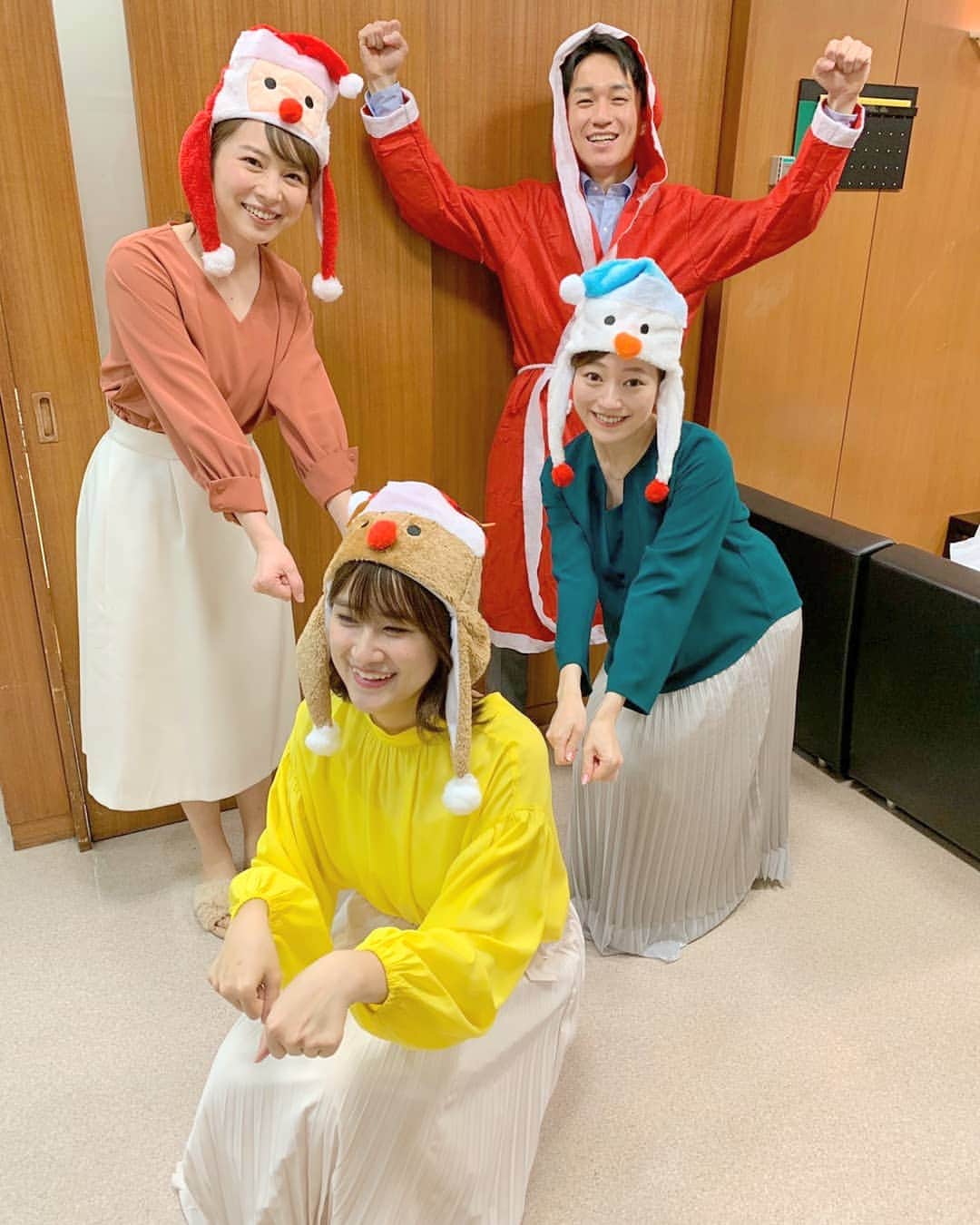 TBS「はやドキ！」のインスタグラム：「クリスマスいかがお過ごしですか？😊﻿ ﻿ ﻿よなおトナカイ🦌が引っ張ってくれています❄️  フードを目深にかぶりすぎた渡部くん😲 ボクサーになってしまいました🥊笑  皆川  #メリークリスマス #金井憧れ #渡部峻 #皆川玲奈 #アナウンサー #よなおまほ #與猶茉穂 #気象予報士 #はやドキ #tbs」