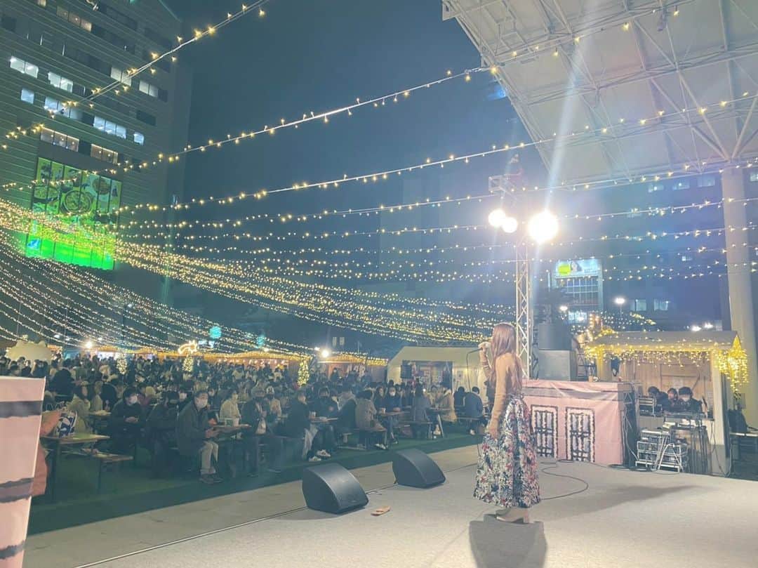 fumikaのインスタグラム：「﻿ さて今日でChristmas Marketもラスト!﻿ あっという間😲﻿ ﻿ 今年は開催すら危ぶまれていたのに...﻿ 本当に福岡人の熱量というのは凄まじい﻿ ﻿ わたしもこうしてステージに﻿ 立って歌えることが何より嬉しい!!﻿ ﻿ 最終ステージ21:10から﻿ ライブスタートです🥳」