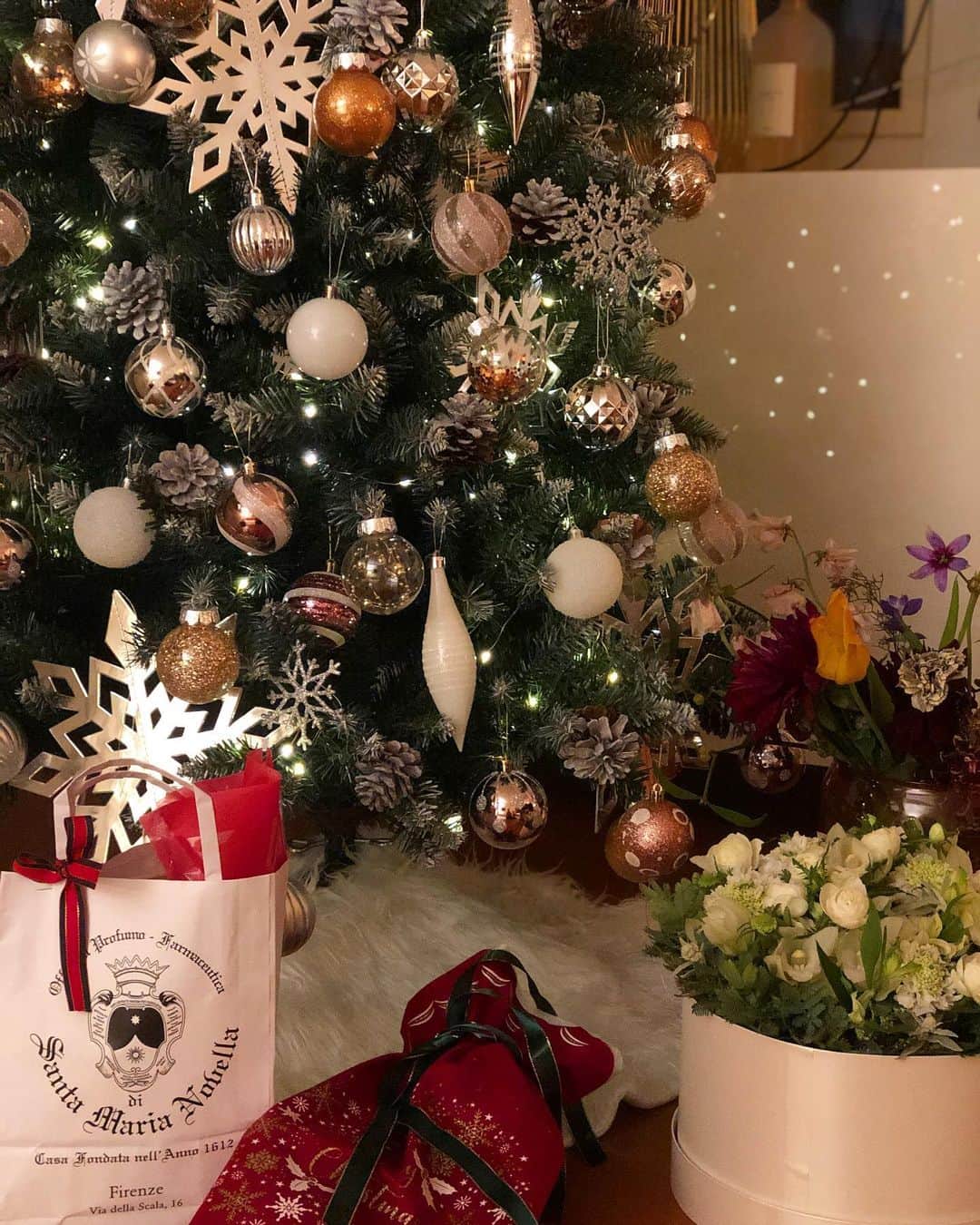 木下ココさんのインスタグラム写真 - (木下ココInstagram)「クリスマスまでツリーの下に置いていたプレゼント達🎁✨✨ ・ ・ ・ #最高の眺め #幸せいっぱい #クリスマス #みんなありがとう #わくわく #クリスマスプレゼント🎁 #クリスマスデコレーション #木下ココ」12月25日 17時46分 - cocot_chan