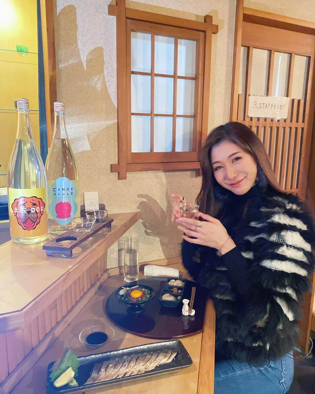 中村江莉香さんのインスタグラム写真 - (中村江莉香Instagram)「メリクリ🎄🎅🎁 今年も昨年と同じく...サンタになってきましたー！！！そんな帰りにサクッと乾杯🍶#イヴの夜 #クリスマス2020  #sakeba #渋谷日本酒 様にご招待頂き行って参りましたよ〜🥂 種類が豊富‼︎楽しいー‼︎🥸✨#PR プチ忘年会てきな🤲　@arice.in.wonderland たなっぷお疲れ様！！！ お酒を飲む前に...少しだけ☺️#イチナナ 配信もさせて頂きました❤️ 今夜もしまーす！！！#メリクリ🎄  #日本酒作りたい #米江莉香 #日本酒好きな人と繋がりたい #日本酒女子 #日本酒で乾杯 #日本 #sake #飲酒タグラム #日本酒 #日本酒バー #渋谷グルメ #sakebar #日本酒ペアリング #マネージャーと二人三脚芸人 #ありがとう #インフルエンサー #インスタグラマー #インスタグラム #忘年会 #大人女子 #しっぽり飲み #日本酒好きな人と繫がりたい #日本酒好きの会」12月25日 17時57分 - erica_nakamura