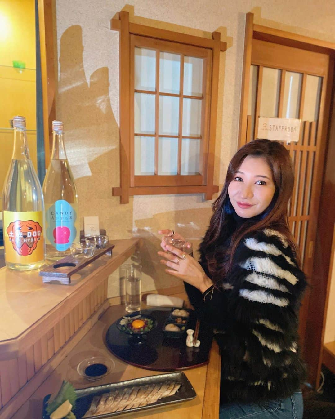 中村江莉香さんのインスタグラム写真 - (中村江莉香Instagram)「メリクリ🎄🎅🎁 今年も昨年と同じく...サンタになってきましたー！！！そんな帰りにサクッと乾杯🍶#イヴの夜 #クリスマス2020  #sakeba #渋谷日本酒 様にご招待頂き行って参りましたよ〜🥂 種類が豊富‼︎楽しいー‼︎🥸✨#PR プチ忘年会てきな🤲　@arice.in.wonderland たなっぷお疲れ様！！！ お酒を飲む前に...少しだけ☺️#イチナナ 配信もさせて頂きました❤️ 今夜もしまーす！！！#メリクリ🎄  #日本酒作りたい #米江莉香 #日本酒好きな人と繋がりたい #日本酒女子 #日本酒で乾杯 #日本 #sake #飲酒タグラム #日本酒 #日本酒バー #渋谷グルメ #sakebar #日本酒ペアリング #マネージャーと二人三脚芸人 #ありがとう #インフルエンサー #インスタグラマー #インスタグラム #忘年会 #大人女子 #しっぽり飲み #日本酒好きな人と繫がりたい #日本酒好きの会」12月25日 17時57分 - erica_nakamura