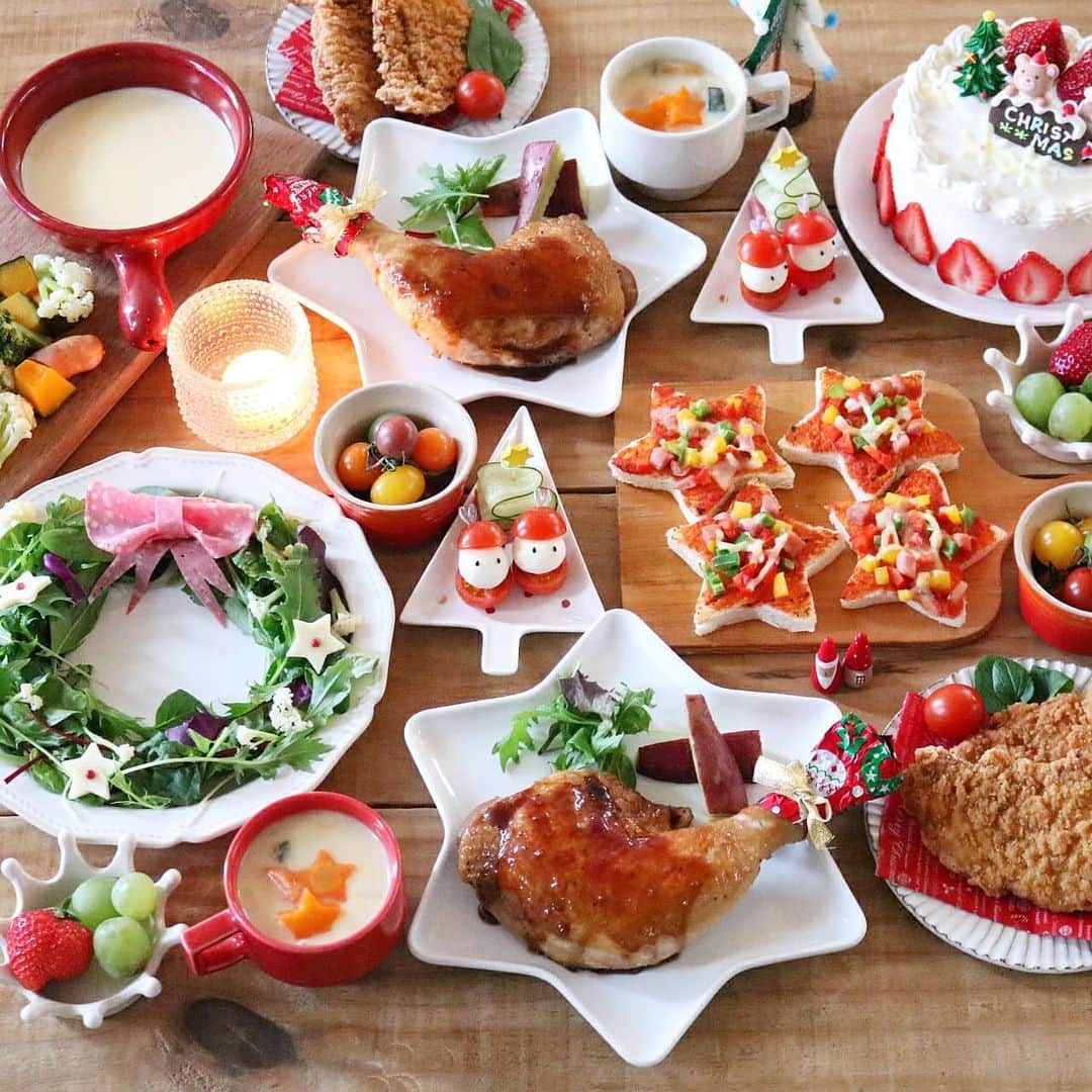yunaのインスタグラム：「🎄🎄🎄 . . . 家族でクリスマスパーティー🎄🎅🎁 . . 照り焼きチキン🍗 モスチキン 星のピザ リースサラダ チーズフォンデュ かぼちゃのシチュー クリスマスケーキ🎂 . . . みなさま素敵なクリスマスを～🎄✨ . . #yunaご飯#igersjq#今日のごはん#食卓#yummy#ていねいな暮らし#お家ごはん#foodstagram#lin_stagrammer#delistagrammer#Japanesefood#デリスタグラマー#クッキングラム#クッキングラムアンバサダー#タベリー#フーディーテーブル#てづくりごはん365#おうちごはん#おうちごはんlover#Japan#マカロニメイト#夜ごはん#晩ごはん#クリスマス#クリスマスごはん#Christmas#パーティーごはん#クリスマスパーティー」