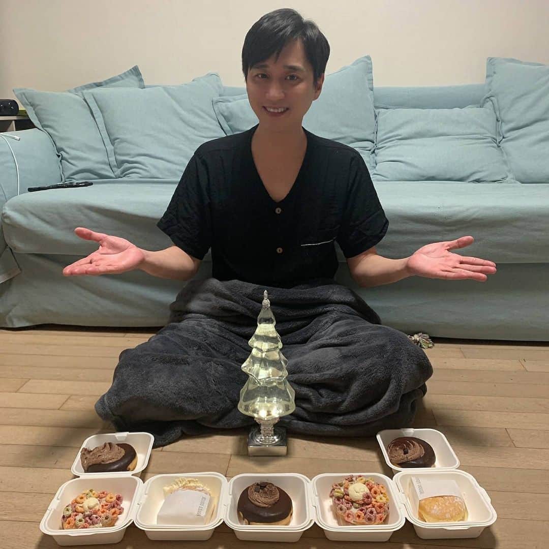 ホ・ジョンミンのインスタグラム：「(협찬) 올 크리스마스는 케이크 대신 도넛 고마워요~ #허니도우」