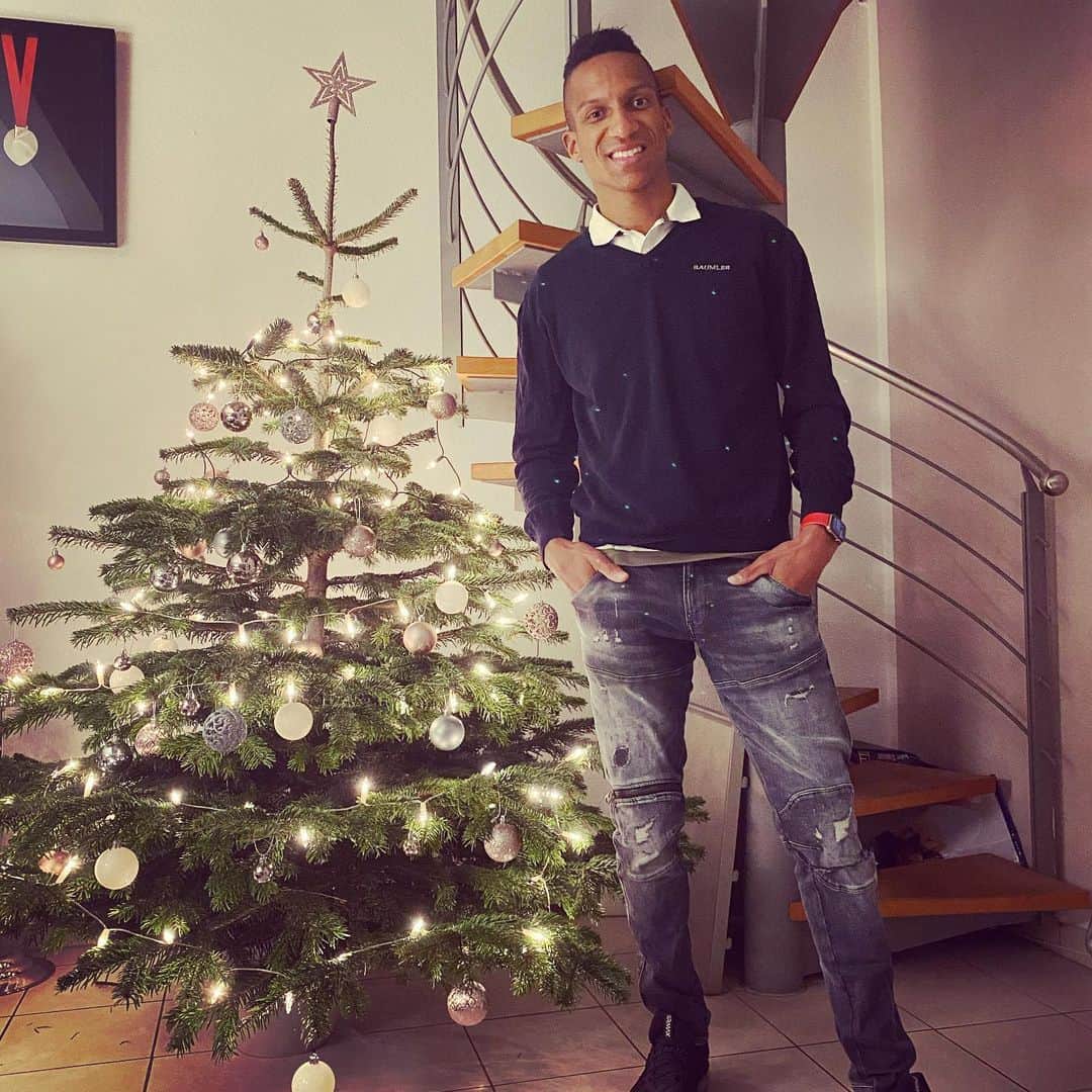 のインスタグラム：「Merry Christmas!   Enjoy your holidays!   #christmas  #christmastree  #holidays」