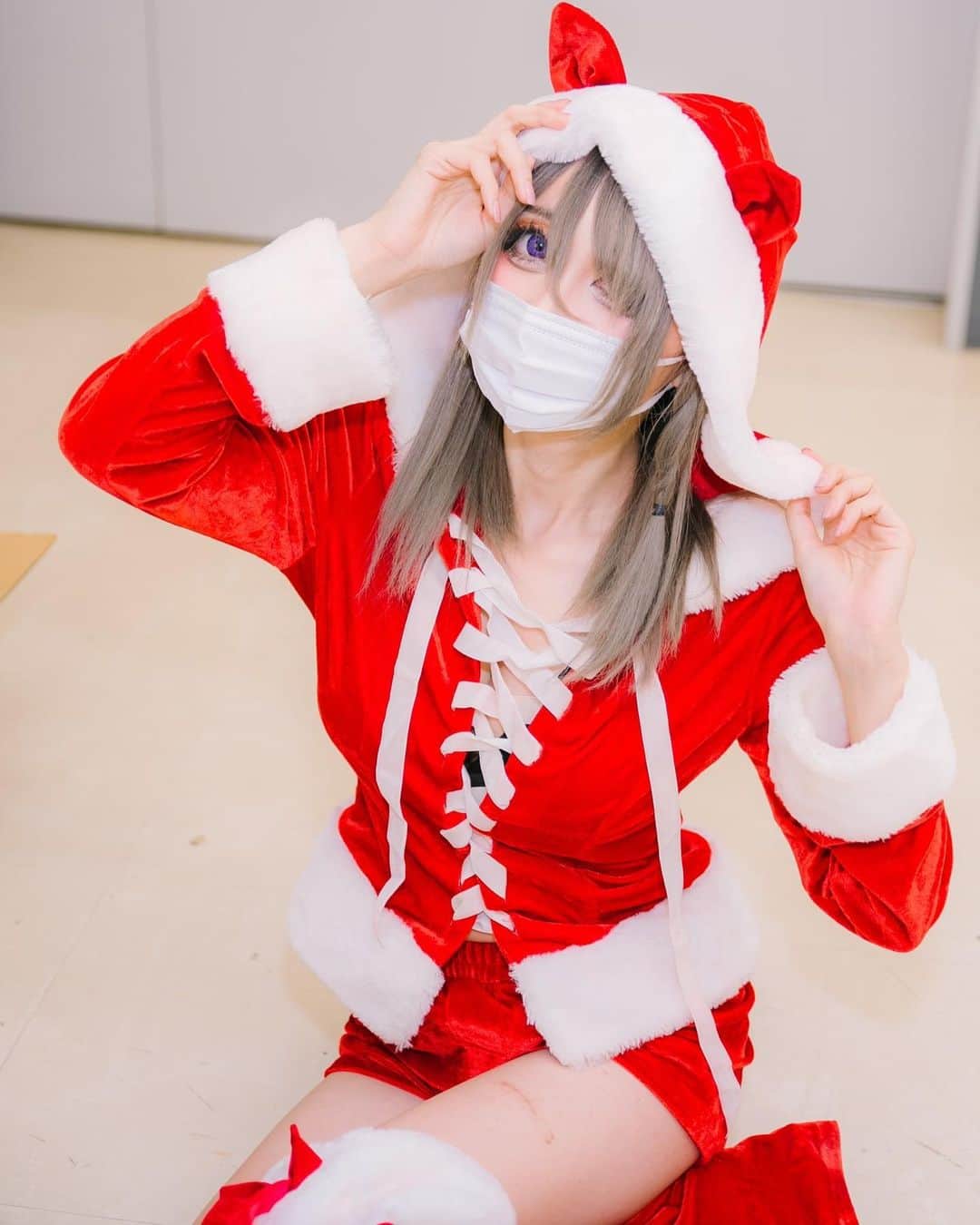 のインスタグラム：「サンタさんのコスプレ in コスケット  撮影　コージーさん  コスポト撮影会とコスケット即売会では サンタさんのコスプレ撮影してくれて ありがとうございますーーーっ！！！  今回はいろんな方から たくさんお写真をいただけたので  ブログにご紹介していきたいと思います ＼＼\٩(๑`^´๑)۶//／／  ブログに色々写真載せてるので見てねーーーっ！！！  https://lineblog.me/chamiblog/archives/2441252.html  撮影会やイベントの写真 データ送るのいいのかな？ って方多いと思うのですが ギガファイルなどでお写真データ たくさん送ってもらえるのとても嬉しいです ＼＼\\٩( 'ω' )و //／／  カモミールも撮影データ欲しいので これからもどしどし送ってねーーーっ！  2020年もう年末ですが お仕事や勉強などなど悔いのないように いきましょーーーーっ！！  カモミールもまだまだやりたいことや コスプレの準備たくさんある！！ エアコミケに向けて新作コスプレ用意してます  お楽しみにィィィ」