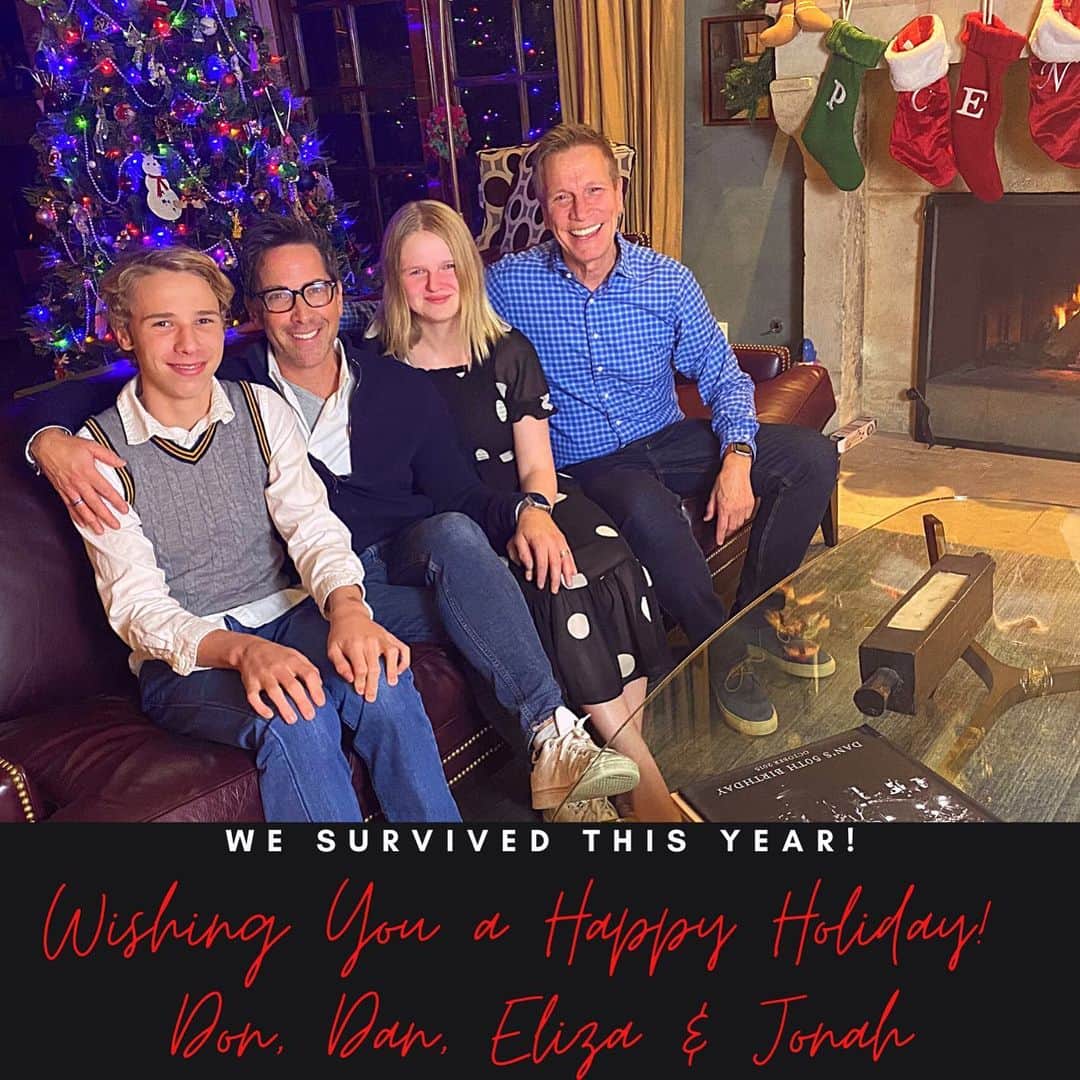 ダン・ブカティンスキーのインスタグラム：「We wished everyone a Happy New Year last year and look what happened.  So.  I’ll keep my wishes to myself.  But. I do hope you all have a happy holiday. And stay healthy and safe!! 🎄❤️😷」