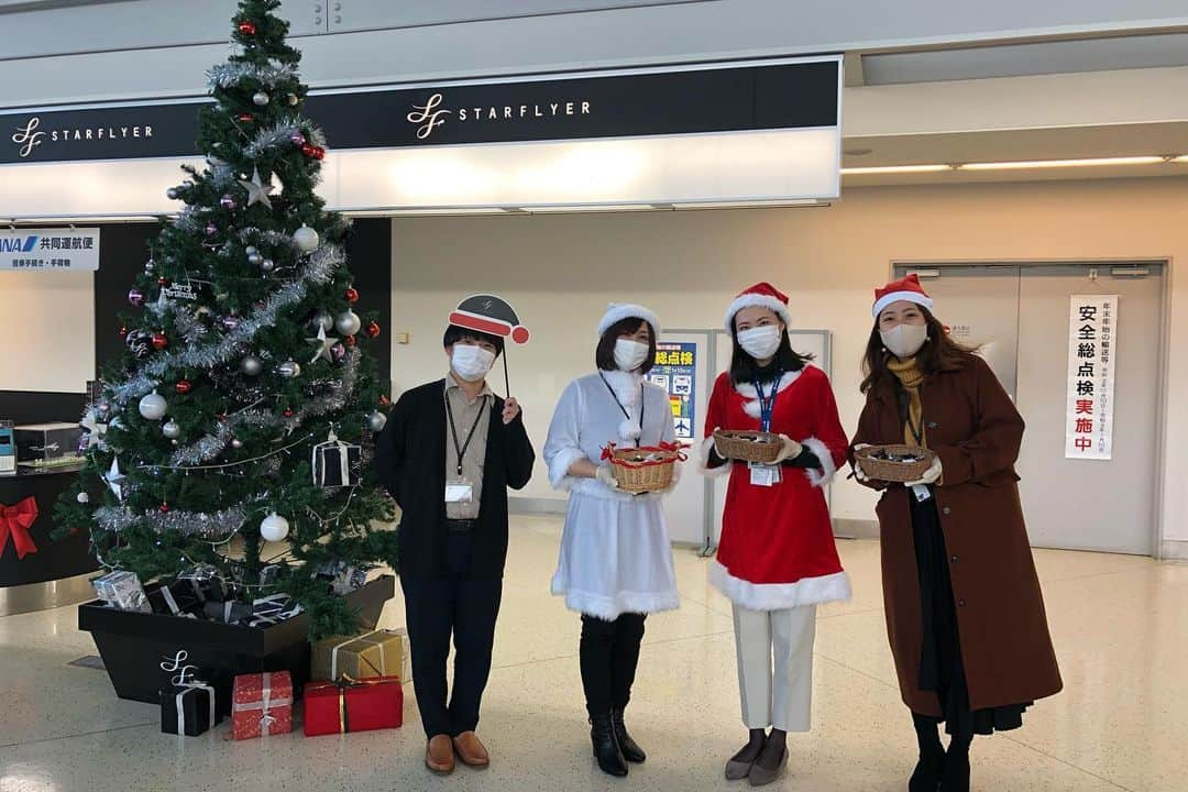 スターフライヤーさんのインスタグラム写真 - (スターフライヤーInstagram)「Merry Christmas🎅﻿ ﻿ 今日はクリスマスということで、同じく北九州空港に就航するJALさんや北九州空港さんと合同で出発便のお見送りしましたよ👍﻿ ﻿ 他にも北九州空港と羽田空港のカウンターがクリスマス風になっていたり・・・﻿ ほんの少しですが、クリスマス感を味わっていただけたら幸いです😊 ﻿ それでは、皆さん一週間お疲れ様でした✨﻿ 素敵なクリスマスをお過ごしください🎄 ﻿ ﻿ ﻿ #スターフライヤー﻿ #STARFLYER﻿ #星悅航空﻿ #クリスマス﻿ #飛行機﻿ #airplane﻿ #北九州﻿ #christmas﻿ #メリークリスマス﻿ #素敵なクリスマスを」12月25日 18時05分 - starflyerjapan