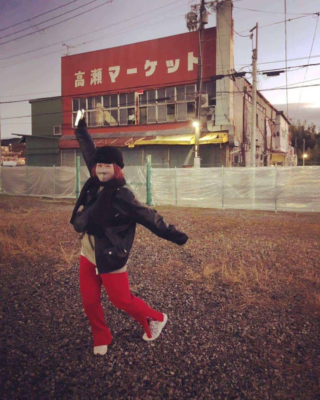 和田美枝のインスタグラム：「ライッ！！  ダース思ってたよりは寒くない⛄️  中着込めば。。。  #高瀬マーケット #ライダース #はじめました #FanoStudios #下はサンタ意識してる #メリークリス〼」