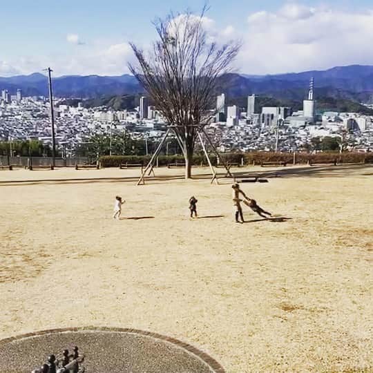 中川真依のインスタグラム：「. いやいや、これはキツい😂 3対1はもう勝てないわ〜🤪💦 #2歳児 #3歳児 #5歳児 #可愛すぎる #甥っ子 と #姪っ子 #おばばか  #でもそろそろ体力の限界 #頑張れ私」