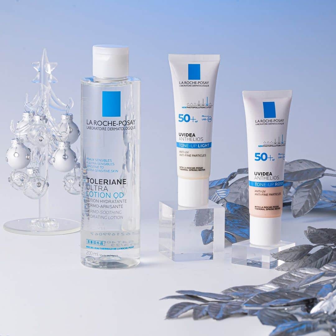 LA ROCHE-POSAY JAPAN ラロッシュポゼのインスタグラム：「＼ クリスマスもラロッシュポゼ のスキンケア ／ . メリークリスマス🎄 いかがお過ごしでしょうか？ クリスマスの日もスキンケアを忘れずに、#トレリアン薬用モイスチャーローション と #トーンアップUV を使用して、透明感のある肌になりましょう✨ . リニューアル新発売したトレリアン薬用モイスチャーローションは、日本人の敏感肌のことを考えて開発された低刺激設計の薬用保湿化粧水です！より敏感なお肌の方にもお使いいただけるようになりました。 . トーンアップUVは「日焼け止め」と「化粧下地」の２役が1本で済む便利アイテム。くすみを自然にカバーし、明るいトーンアップ、ツヤ肌を演出します。 またSPF50+・PA++++でしみ、しわ、たるみの原因となるロングUVAも防ぎます。冬もしっかり紫外線対策しましょう！ . 気になる方は保存して、是非チェックしてくださいね🌿既にお使いいただいている方は、コメント欄にて感想や好きなポイントを教えてください♪ . トレリアン 薬用モイスチャーローション 200mL 4,400円(税込) UVイデア XL プロテクショントーンアップ ローズ 30mL 3,740円(税込） UVイデア XL プロテクショントーンアップ 30mL 3,740円 (税込) . #ラロッシュポゼ #larocheposay  #トーンアップUV #乾燥肌 #ツヤ肌 #潤い肌 #敏感肌対策 #スキンケア #敏感肌コスメ  #美肌ケア #保湿ケア #スキンケアマニア #自分磨き #美容好きさんと繋がりたい #おすすめコスメ #スキンケア購入品 #スキンケア好きさんと繋がりたい  #肌ケア #肌荒れ対策 #美容マニア #美肌づくり  #キレイになりたい #低刺激コスメ #トーンアップ #化粧下地 #日焼け止め #クリスマス #クリスマスプレゼント」