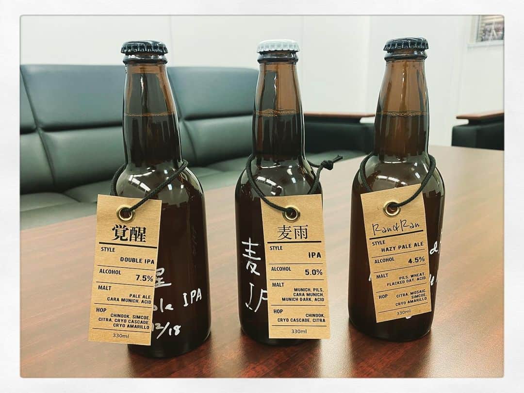 のインスタグラム：「『魚金醸造』 着々とクラフトビールの瓶詰めが進められている模様🔍 もう少しで、皆さまにアナウンスできそうです\( ˆoˆ )/ 渋谷初、そして神田初のクラフトビール醸造所を持つ魚金のオリジナルビールがおうちでも楽しめるように、超特急で準備中🚂🚂 おたのしみにっ！！！！！  #魚金 #魚金醸造 #クラフトビール #瓶ビール #stayhome #のおともだち #超特急 #渋谷 #神田 #醸造所」