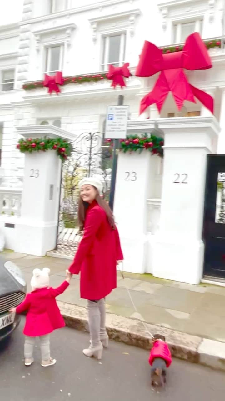 ペオニー・リムのインスタグラム：「Merry Christmas 🎄 it doesn’t look like normal, not even close, but the love is still there. Everyone who isn’t with their loved ones to protect them, you’re genuinely doing something with love. ❤️」