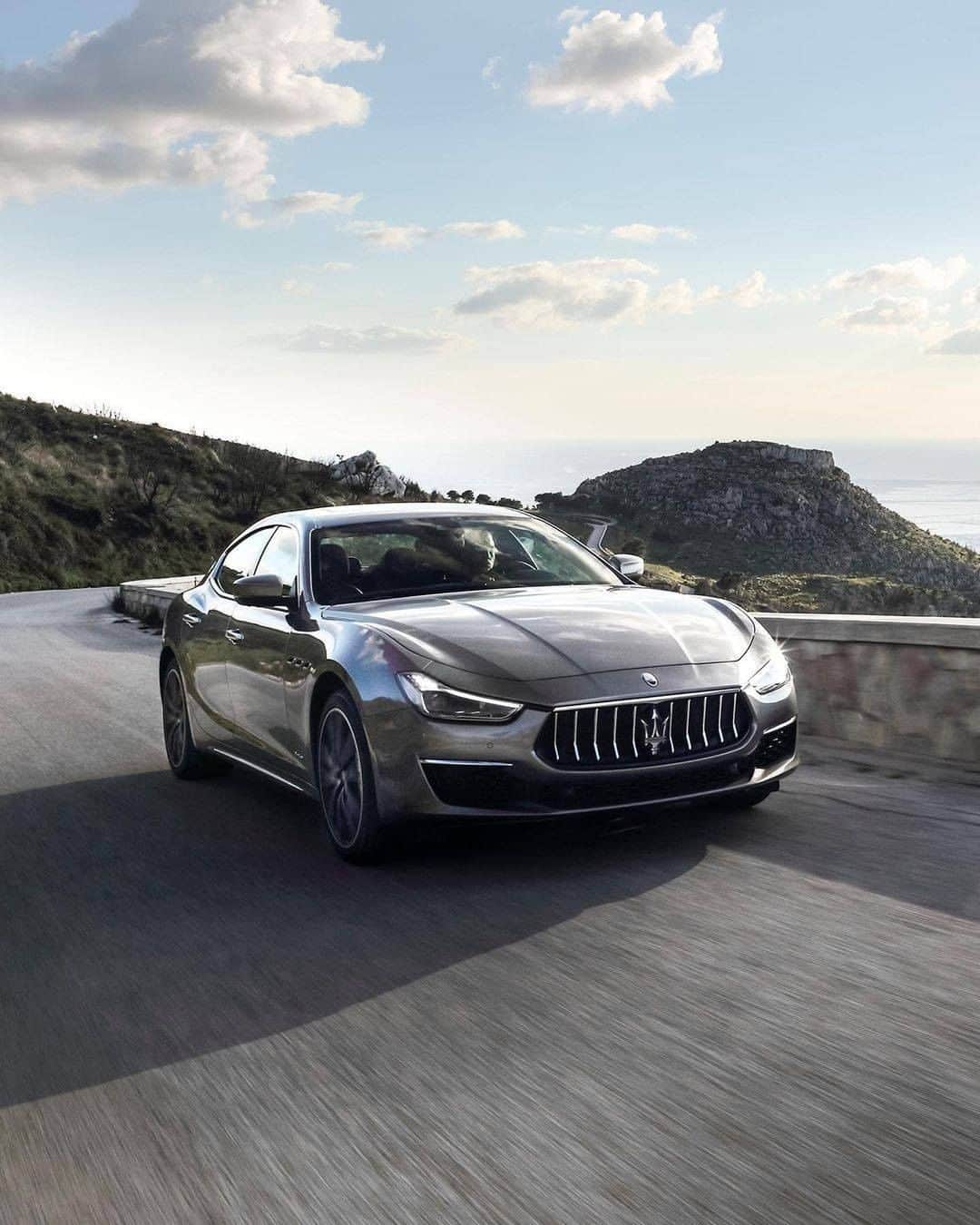 Maserati Japan | マセラティ ジャパンのインスタグラム：「その優美なフォルムが、見るものすべてを虜にしてしまう。それは、ギブリが背負った宿命なのかもしれません。  ギブリの詳細はこちら https://www.maserati.com/jp/ja/models/ghibli  #Maserati #マセラティ  #MaseratiJapan #マセラティジャパン #Ghibli #ギブリ」
