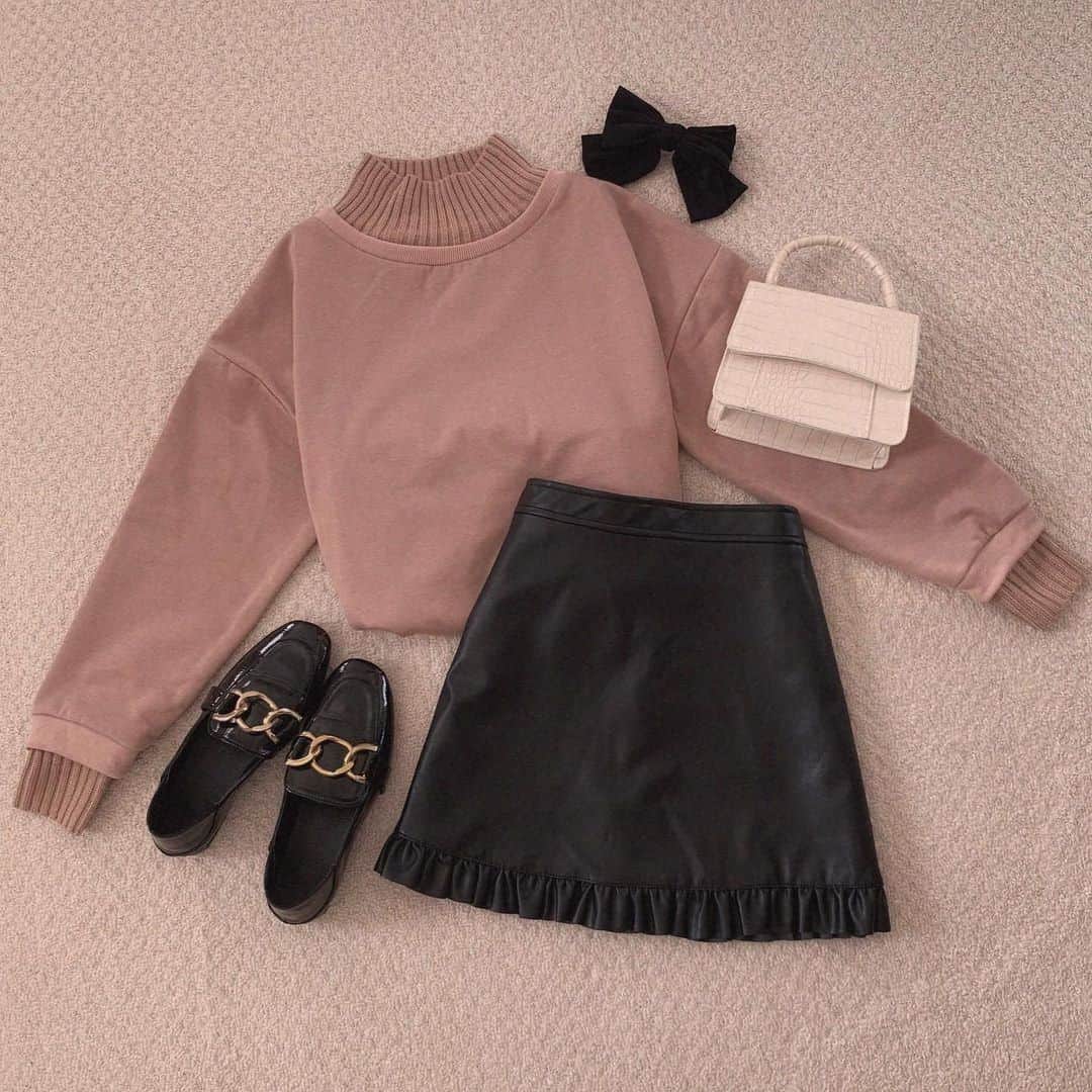 R i R y (リリー)さんのインスタグラム写真 - (R i R y (リリー)Instagram)「『スウェット着回しコーデ🤎🌿』　　  ・#レザースカート と合わせる ・#カラースラックス と合わせて、下に白Tを着る ・#デニム と #マフラー と合わせる🧣 ・#ニットスカート と #ブーツ  ・#ワントーン にまとめてみる🤍  Photo by﻿ @30mmio @y__m930 @manamiiin___ @_rii_0503 ✴︎---------------✴︎---------------✴︎﻿ ﻿ ▶▶Instagram・Twitter・TikTokで掲載する写真を募集中📸﻿ カワイイ写真が撮れたら、@velle.jp をタグ付けするか、ハッシュタグ #velle_jp をつけて投稿してみてね♪﻿ ﻿ velle編集部と一緒にカワイイで溢れるvelleを創っていこう😚🤍  ✴︎---------------✴︎---------------✴︎﻿ #お洒落さんと繋がりたい #フレンチガーリー #ガーリーコーデ #お出かけコーデ #rananコーデ #大人可愛い #ranan #GU #お洒落さんと繋がりたい #ファッション好きな人と繋がりたい #フレンチガーリー #ガーリーコーデ #ニット #ベージュコーデ #消えそうな色コーデ #ホワイトコーデ」12月25日 18時00分 - velle.jp