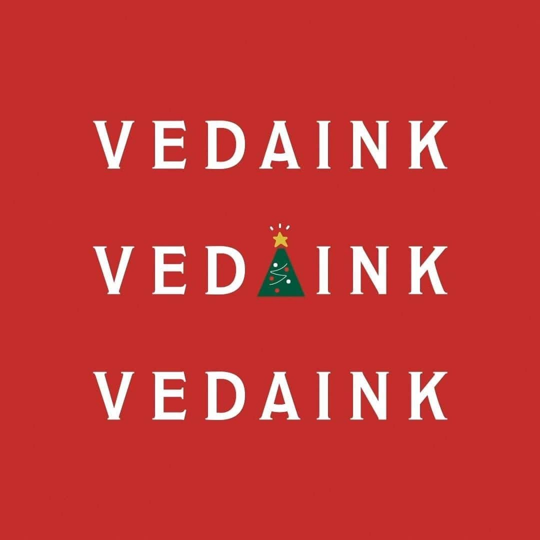 VEDAINK （ヴェーダインク）のインスタグラム：「【Merry X’mas🎄】  ハッピーメリークリスマス🎁✨ みなさま良い夜を🌙  #VEDAINK #ヴェーダインク #メリークリスマス #MerryChristmas2020  — #アパレルブランド #ファッションスナップ #今日のファッション #おしゃれさんと繋がりたい #オシャレさんと繋がりたい #お洒落さんと繋がりたい #冬コーデ #らくちんコーデ #ストリートコーデ #ストリートファッション #ストリート系女子 #ストリート系男子 #ストリートスタイル #パーカーコーデ #パーカー女子 #パーカー好き #パーカーワンピ #ロゴパーカー #イベントグッズ #オリジナルグッズ #ベンチャー #ノマドワーカー #エンジニア #スタートアップ #ベンチャー企業 #ビジネスカジュアル」