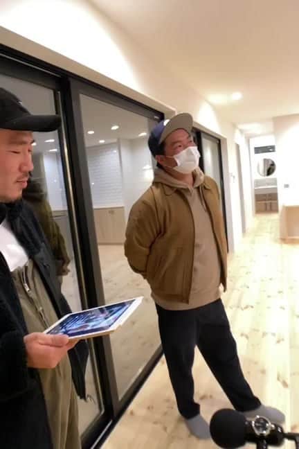 ネキストホームのインスタグラム：「12月25日金曜日のインスタライブは、#壬生町 に#平屋 を建てられたＩ様のお住まいからお届けしました！なんと、内装のクロスはご自分で施工されました♪  - - - - - - - - - - - - - - - - - - - -  ・ 時を超えた、 新しいスタンダード。 #NEXTHAUSDESIGN ・ - - - - - - - - - - - - - - - - - - - -  more photos → @nexthausdesign1947 - - - - - - - - - - - - - - - - - - - -  ・ #ネクストハウスデザイン は心地よい#木の家 をお客様と一緒につくる#木造 の#注文住宅 を中心とした、創業1947年に創業した#宇都宮市 の#工務店 です。 ・ 大手ハウスメーカー 等が推奨する、30年ごとに建て替える家ではなく、#無垢材 やモイス などの#自然素材 を使い、そのご家族の#暮らし 方に合わせた#心地よい暮らし をご提案しています。 ・ そんな#家づくり を実際に体感できる#モデルハウス がありますので、ぜひご見学ください。 ・ あなたの理想の#マイホーム の答えが私たちの#家づくり にあります。 ・ #新築 用の#土地探し から#住宅ローン 等の資金計画まで、DMやメール、お電話等でいつでもご相談ください。 ・ #マイホーム計画 中の方は、HPより資料請求して頂ければ、コンセプトブック等をお届けいたします。 ・ ↓のプロフィール欄からHPに移動できます。 ・ - - - - - - - - - - - - - - - - - - - -  @nexthausdesign1947 - - - - - - - - - - - - - - - - - - - - ・ ・ 施工対応エリア ・ #栃木県 全域 #宇都宮市 #さくら市 #真岡市 #下野市 #日光市 など ・ 車で1時間以内の範囲を主に施工エリアとしていますが、それ以外の地域の方もお気軽にご相談ください。 - - - - - - - - - - - - - - - - - - - -  このインスタの管理人は世界を変える住宅屋 @mizonobe です。 家づくりに関することも、そうで無いことも ご相談お待ちしてます！」