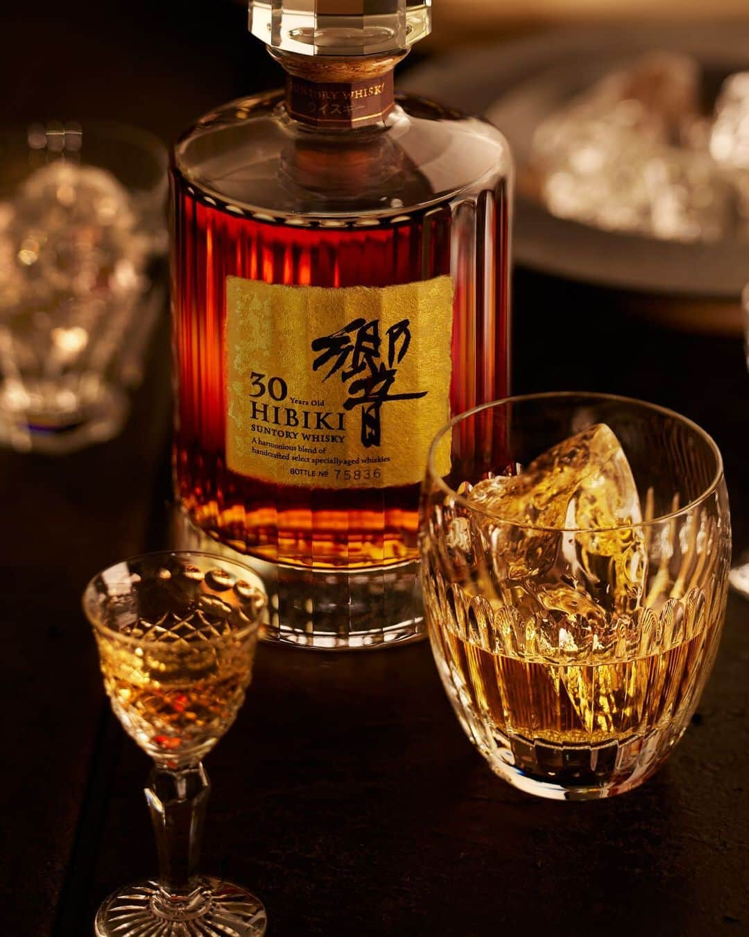 響 | SUNTORY WHISKY HIBIKIさんのインスタグラム写真 - (響 | SUNTORY WHISKY HIBIKIInstagram)「. HIBIKI TIME　～二十四節気・冬至～　  酒齢30年を超える奥妙な香りが花ひらく。 Immerse yourself in the blossoming deep aroma that has been aged over 30 years.  #hibiki #響 #二十四節気 #24seasons #冬至 #toji #homewhisky #specialnight #yearendparty #bottlecap #amber」12月25日 18時06分 - suntorywhisky_hibiki