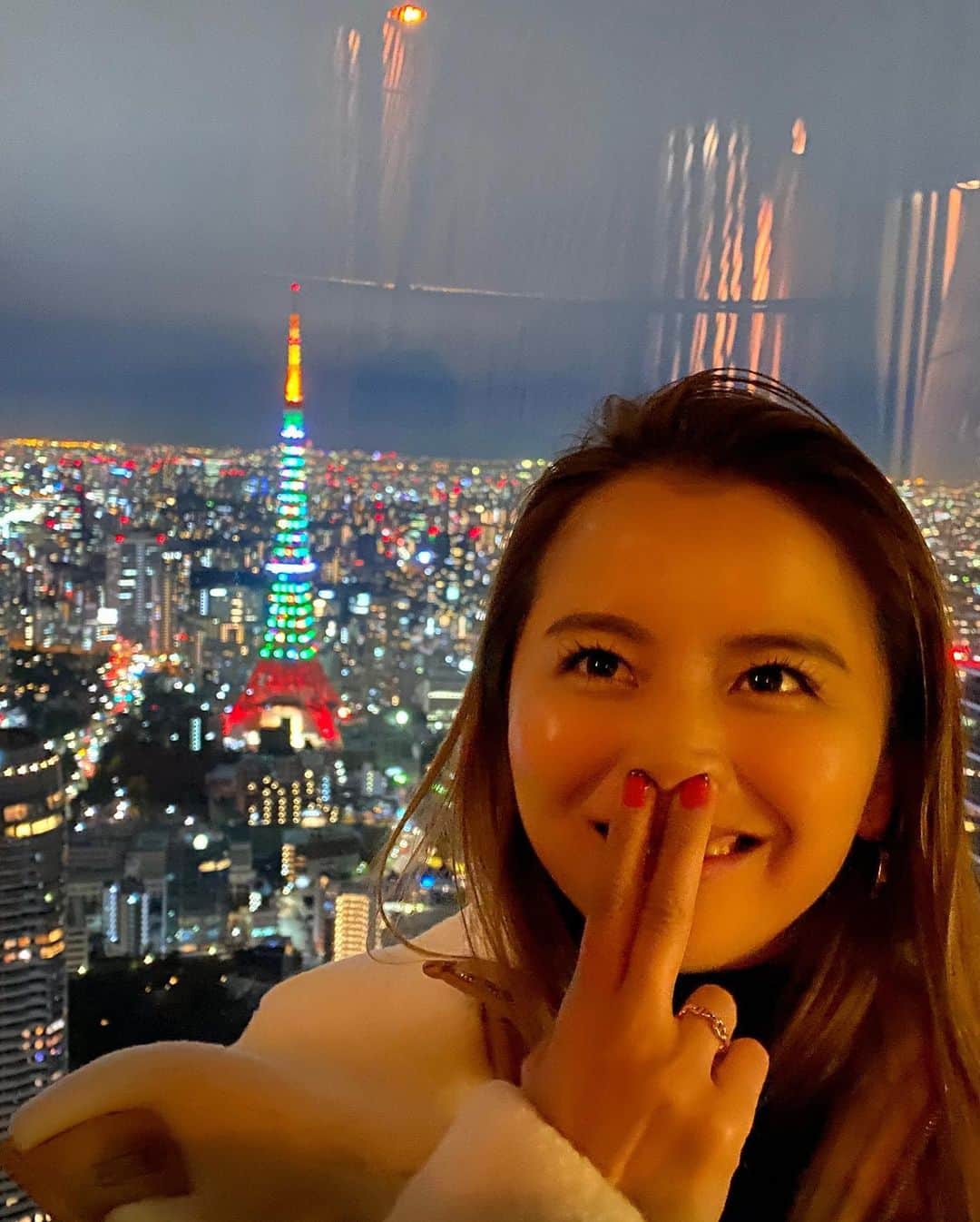 大田明奈さんのインスタグラム写真 - (大田明奈Instagram)「✨✨✨ 東京タワー登った事無かったから登ってみたかったけど、曇ってそうだから適当に入ろーって言って行った場所がまさかのめっちゃ綺麗に東京タワーが見れるとこで感動した🥺✨ サプライズとはこうゆうことを言うのか🤩 あーやばかった✨」12月25日 18時09分 - moreakee
