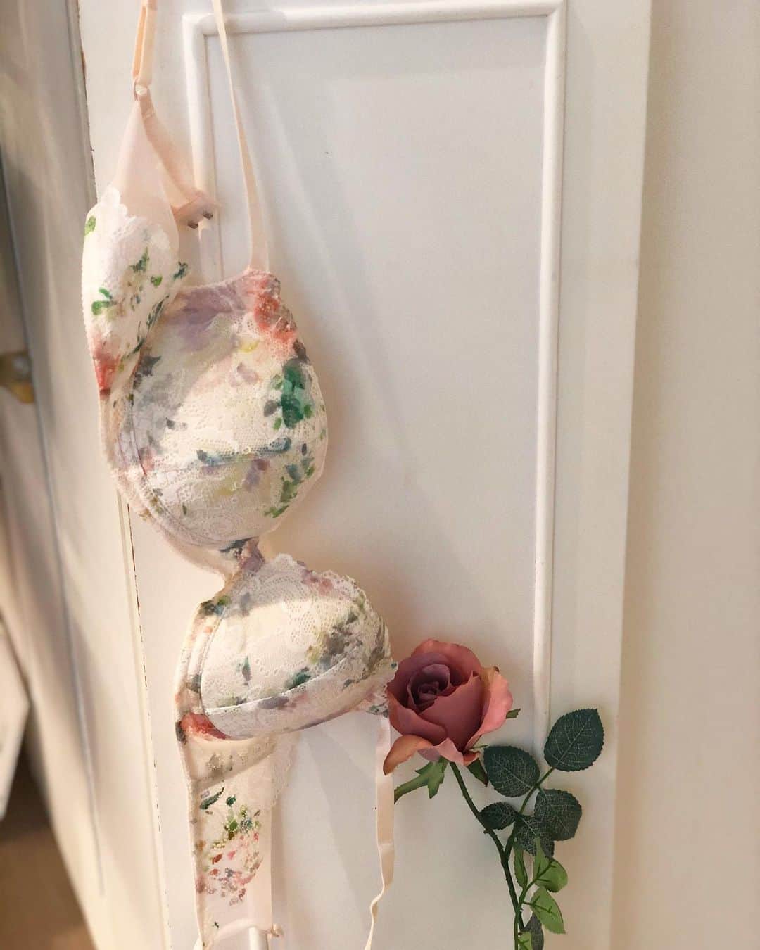 のインスタグラム：「. . new color . One Dayに新色が入荷しました。 . 華やかなフラワープリントが、 上品でフェミニン。 派手になり過ぎないから デイリーに使えそう。 . ....................... bra A-F/65-75※A65なし ¥3,960〜 . ....................... #bragenic #ブラジェニック #ブラジェニックワンデイ  #ノンワイヤー  #ノンワイヤーブラ  #ノンワイヤーなのに盛れるブラ」
