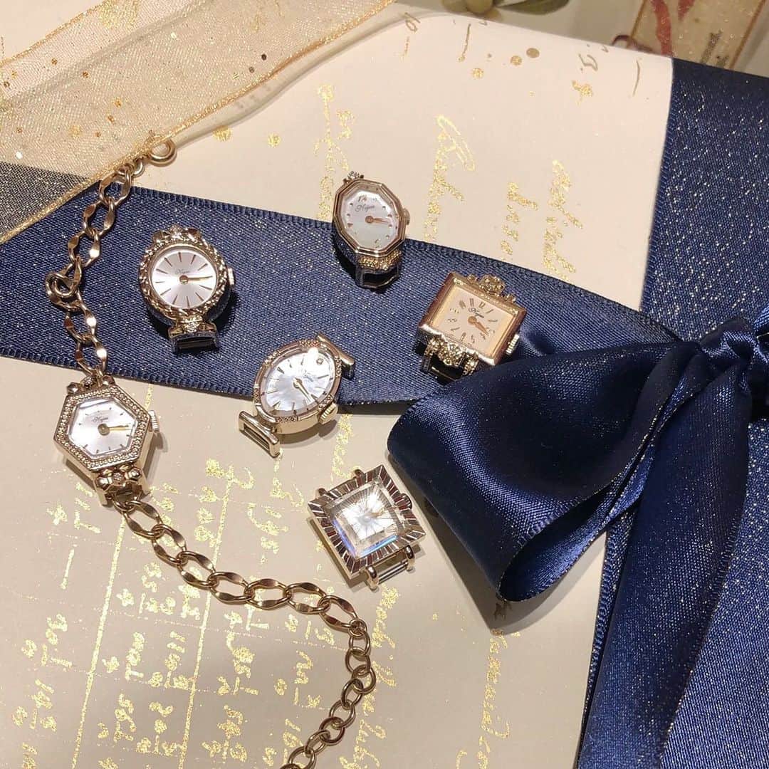 のインスタグラム：「.﻿ 【Watch Collection】﻿ バリエーション豊富なノジェスのウォッチコレクション。﻿ クラシカルで繊細なジュエリーウォッチは、ホリデーシーズンの自分へのご褒美やプレゼントにぴったりです。﻿ ﻿ #nojess #jewelry #coordinate #watch #ノジェス #アクセサリー #ジュエリー #コーディネート #腕時計 #プレゼント #ギフト #ご褒美 #クリスマスプレゼント」