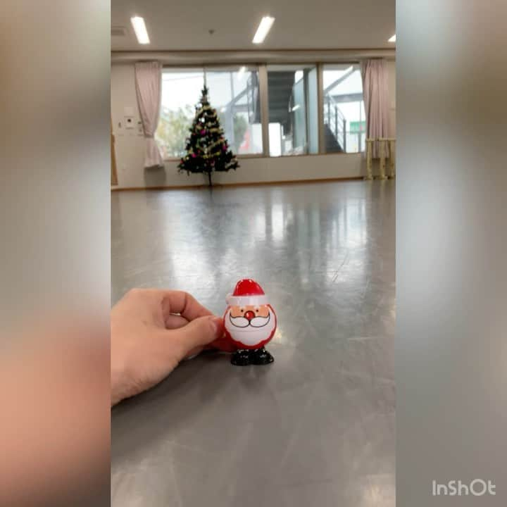 日高大地のインスタグラム：「With best wishes for Merry Christmas🎄‼ お気に入りのおもちゃのサンタと共に😊」