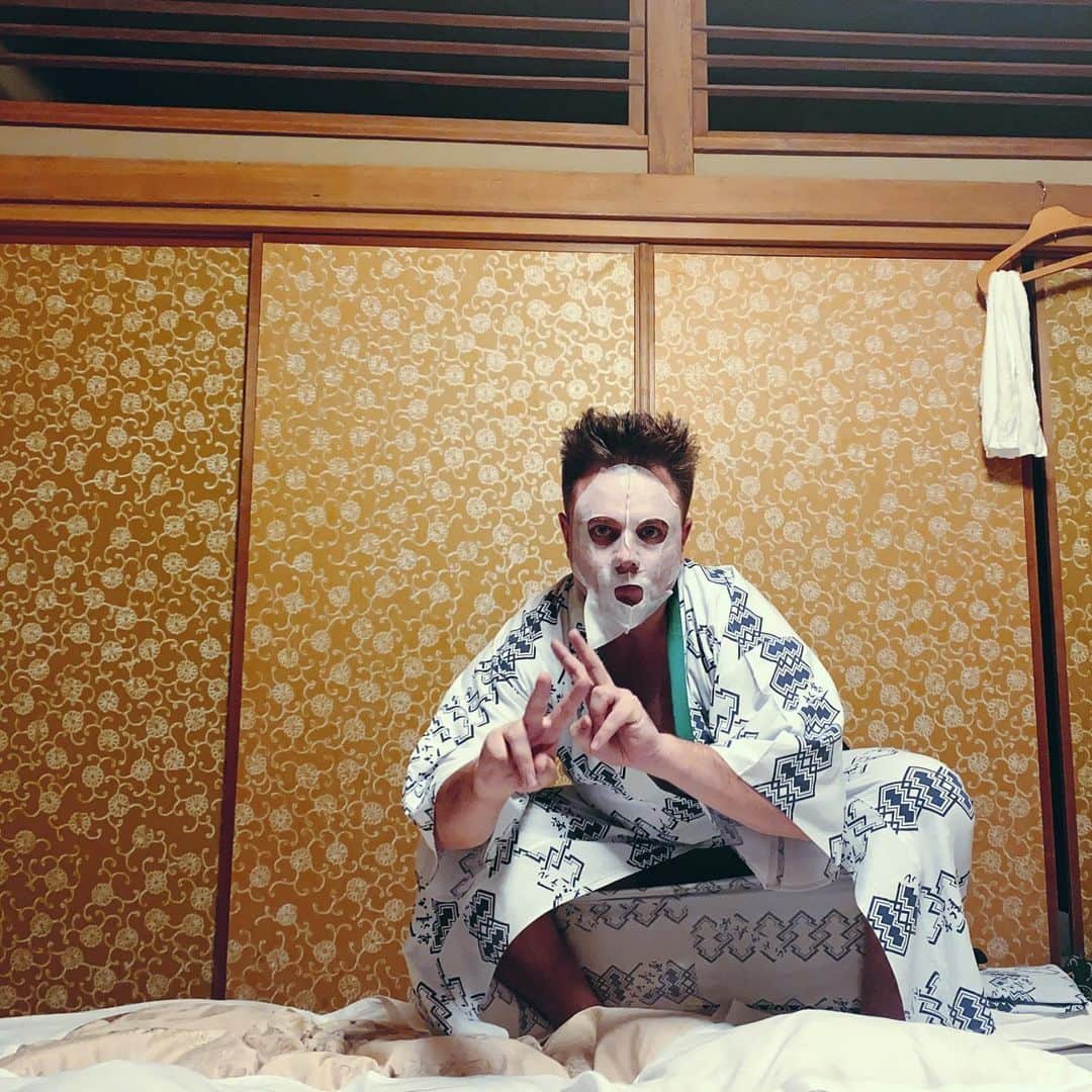 東京DANDYのインスタグラム：「Sending my love to everyone else around the world separated from family this Christmas and new years. I feel blessed to have been able to spend time with some of my chosen family at kusatsu hot springs, recharged and ready to take on the challenges of the months ahead ♨️💪🏻✨」
