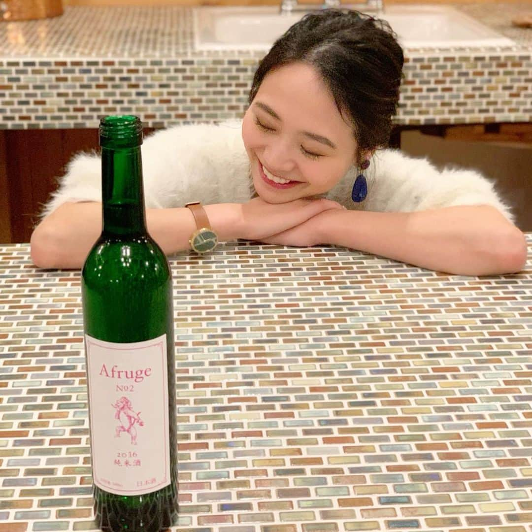 緑川静香さんのインスタグラム写真 - (緑川静香Instagram)「【しーたん日本酒録】﻿ ﻿ 木戸泉酒造@千葉﻿ Afruge No.2 2016 純米酒﻿ ﻿ AFS(一段仕込みの純米酒)を白ワイン樽で熟成させたお酒。﻿ ﻿ 聖なる夜に女子会して乾杯する時に右手に持ってたい。﻿ ﻿ #しーたん日本酒録 #唎酒師 #日本酒 #日本酒女子 #千葉 #木戸泉 #アフス #afs #高温山廃 #afruge #ワイン樽熟成 #sake #japanesesake #sakestagram #sakebottle #일본술 ﻿ #日本酒って言わなかったらワインと思う人多数﻿ #酸味の強いワイン🍷﻿ #甘酸っぱさがたまらん﻿ #こりゃ美味い﻿ #また明日も飲みたい﻿ #5年後10年後またどうなってるか楽しみ﻿ #先日木戸泉さんで酒造りに参加させて頂きましたので﻿ #近日YouTubeで公開しますね﻿ #歴代のアフス熟成酒も飲ませて頂きました﻿ #お楽しみに﻿ #メリークリスマス🎄﻿ #たまにはモノクロも #よきクリスマスをお過ごしください❤️」12月25日 18時16分 - midorikawa_shizuka