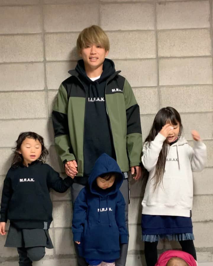 のインスタグラム：「Merry Xmas🎄🎉 みなさんにサンタは🎅来ましたか？ 僕からクリスマスプレゼント考え中ですけどなにがいいですかね⁉️🎁 #クリスマス #Xmas #サンタクロース #プレゼント #4sisters #fujimoto4sisters #俺たち #fujimotoXmasプレゼント考え中 #なにがいいですか」