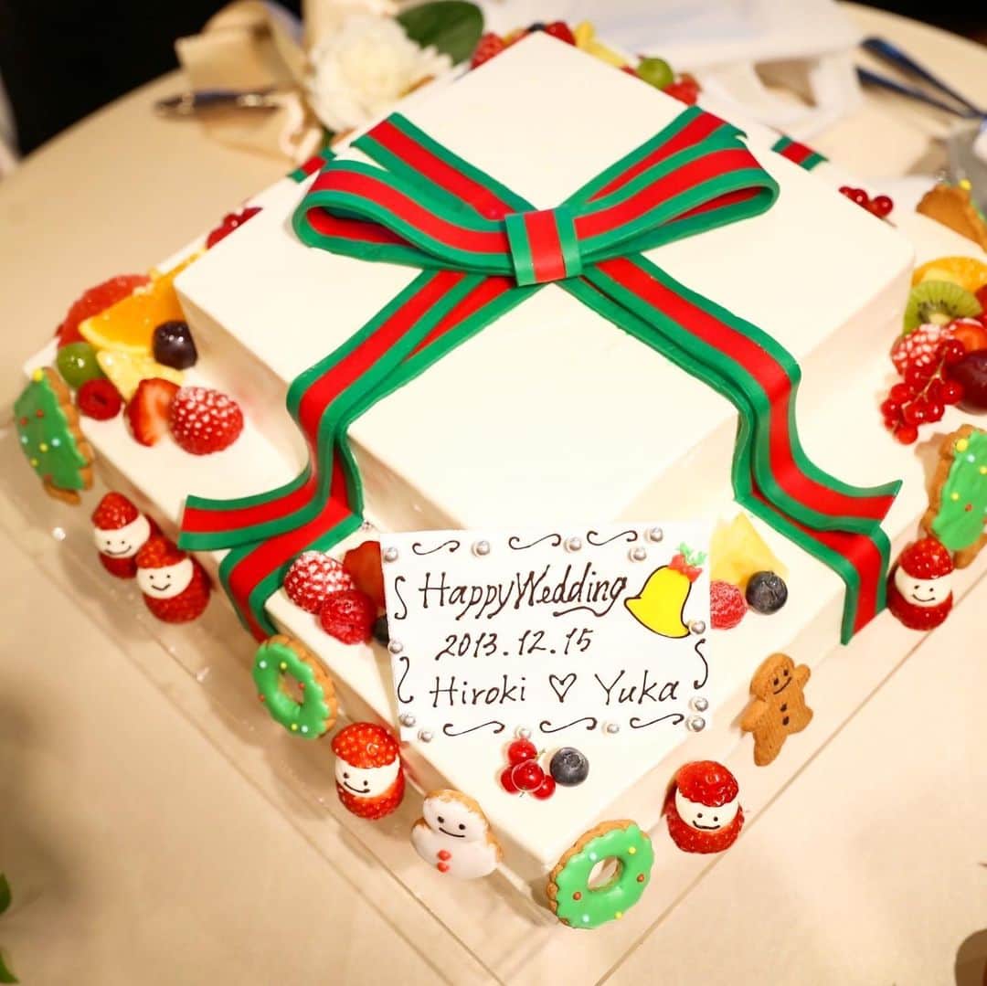 東京タワーの麓の結婚式さんのインスタグラム写真 - (東京タワーの麓の結婚式Instagram)「🗼 Happy Merry Christmas🎄✨  クリスマスケーキを楽しみにされる方も 多いのではないでしょうか🎂💓  そんなクリスマスにぴったりな ケーキデザインを紹介します♪🤗  🍰1〜4枚目 上からリボン🎀が掛けられいる プレゼントBOX🎁デザイン 2つ目のプレゼントをもらえるみたいで ワクワクしてきますね😍  🍰5〜7枚目 サンタ🎅やスノーマン⛄のモチーフで クリスマス感の出るケーキデザイン🎂 クリスマスカラー❤️💚でまとめると より特別なケーキに感じます☺️✨  🍰8〜9枚目 星⭐や雪の結晶❄️で飾られたデザインは 可愛い中に落ち着いた雰囲気が加わり シンプルだけど上品な印象に･･･🕊💕  自分たちだけのオリジナルケーキは 想い出に残るケーキ🎂となり とてもオススメです♡😆🎄  詳細は(@theplaceoftokyo )まで♡  #theplaceoftokyo #プレイスオブトウキョウ #プレイスオブトーキョー #プレイスオブ東京 #ザプレイスオブトーキョー #ザプレイスオブ東京 #ザプレイスオブトーキョー #ゲストハウス婚 #令和2年婚 #東京タワー #東京タワーが好き #tokyotower #tokyowedding #東京タワーが見える #2021婚  #2021wedding  #2021冬婚 #2021春婚 #結婚式準備 #結婚式 #ちーむ2021 #東京花嫁 #クリスマス装飾 #クリスマスケーキ #いちごサンタ #雪の結晶 #クリスマスカラー #クリスマスモチーフ #プレゼントbox #ケーキデザイン」12月25日 18時16分 - theplaceoftokyo