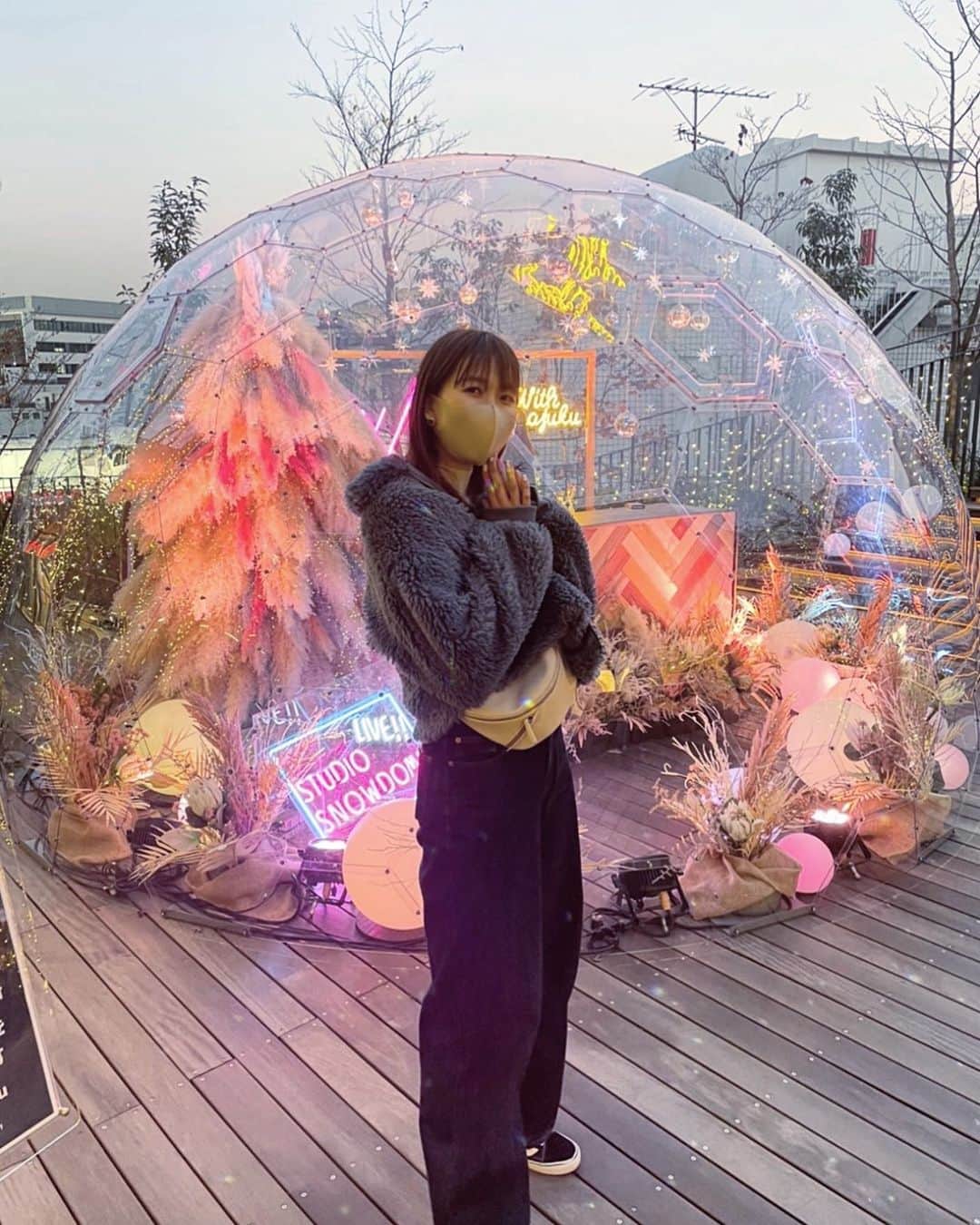 野村明日香のインスタグラム：「﻿ ﻿ Merry X'mas🎅🏻🎄﻿ こないだすっごい可愛いスノードーム見つけて﻿ 中入ったけど外の方が綺麗に撮れた💫﻿」