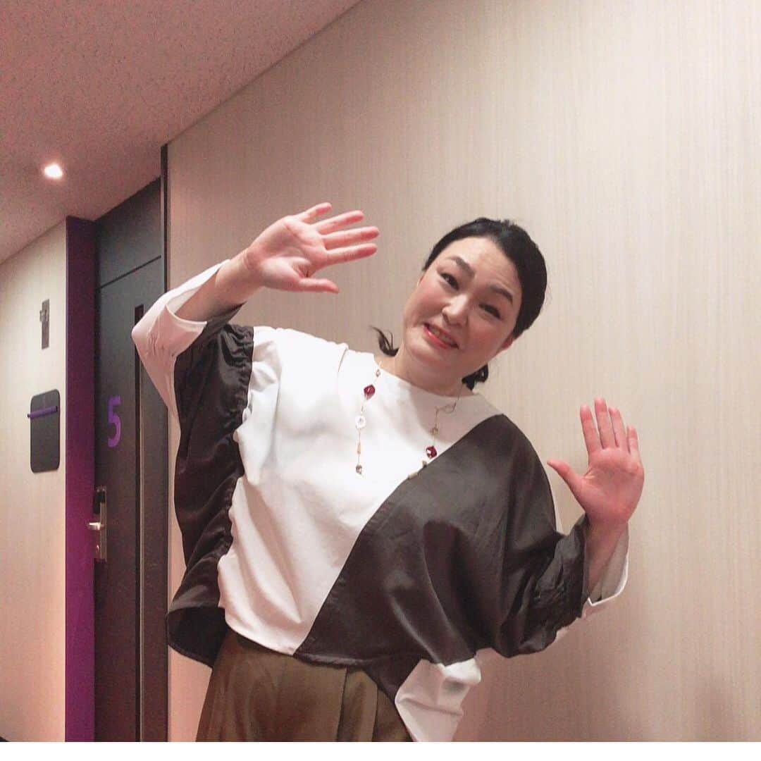 久保田磨希さんのインスタグラム写真 - (久保田磨希Instagram)「今週の「いいものプレミアム」 トップスは共にサワアラモードさん。 シューズはrandaさん。 最近よく、randaさんの靴履きます。すごく履きやすい〜。 #久保田磨希 #いいものプレミアム #衣装 #サワアラモード #randa」12月25日 18時18分 - maki_kubota1973