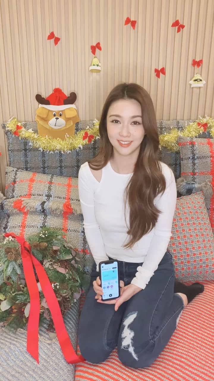 フィオナ・シットのインスタグラム：「Everyday could be a Boxing Day❤️今日我同渣打銀行全力策動的虛擬銀行Mox唱歌比你哋聽🥰🥰🥰其實每日見到存款增長都係一份好好嘅禮物～我哋點樣先可以輕鬆啲賺到錢？💰咁就要識得用Mox破格嘅精明儲蓄✨✨✨  🗓 Mox提供每日1%年利率利息，愈早儲愈賺得多☺️☺️ 今個聖誕唔止送禮畀人，立即用幾分鐘喺Mox開戶，即刻入錢即賺息，送一份最好嘅禮物畀自己🎁 💝 Mox聖誕驚喜又點止一個？記得follow @moxbank💥 識得用Mox，日日都可以係Moxing Day～  #MoxingDay #EveryDayCounts #GenerationMox #anewwayofbanking」