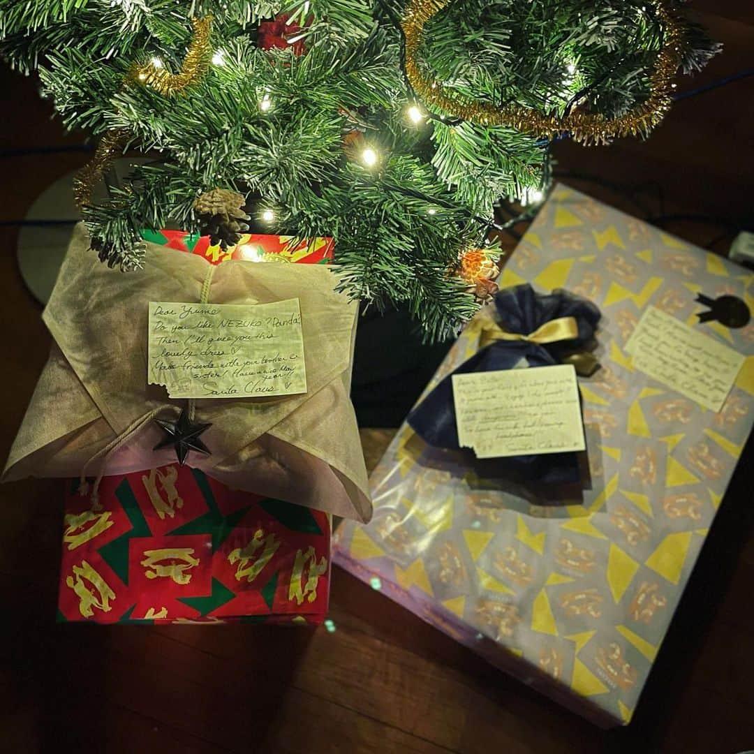 のインスタグラム：「MerryXmas🎄 3人分のクリスマスプレゼント🎁 まだ空も暗い五時半頃にみんなゾロゾロ起きてきちゃって😂 父も母も眠しでしたが、子ども達の可愛い反応はやっぱりいいね💕  いつまで信じるのかな〜？ わたしは四年生で母からカミングアウトされたよ🤣 泣いたな〜笑 #merrychristmas #三児の母 #クリスマス#早起き #いつまで信じるのかな　？」