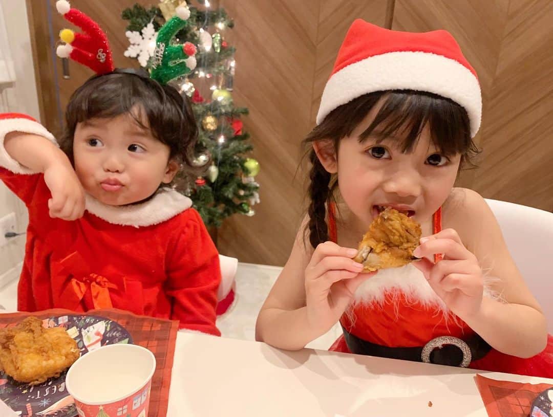 のインスタグラム：「. Merry Christmas🍗🎂🎉 2人のとこにも無事サンタさんが🥰✨ . . #クリスマスプレゼント は #モルペコ の大きいぬいぐるみと #アンパンマンのパン工場 🎁大切にしてね❤︎ . . #yuzuharuクリスマス🎄 #merrychristmas #サンタクロース」