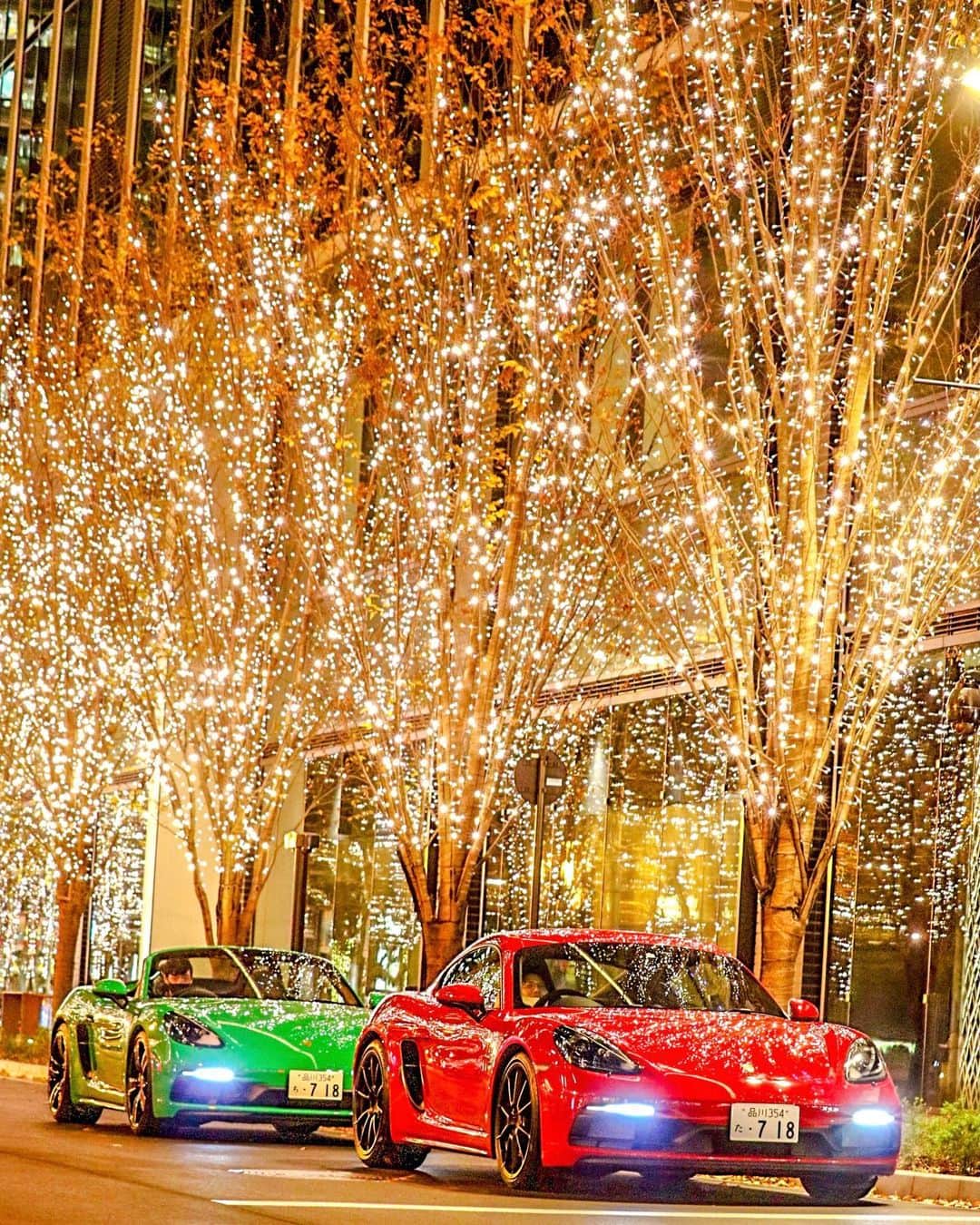 Porsche Japanさんのインスタグラム写真 - (Porsche JapanInstagram)「煌びやかなイルミネーションの中に、鮮やかなパイソングリーンとカーマインレッド。 スペシャルカラーが夜を彩ります。  Merry Christmas.  #ポルシェ #Porsche #718ケイマン #718ボクスター #GTS #丸の内 #丸の内イルミネーション #イルミネーション #クリスマス #MerryChristmas #HappyHolidays」12月25日 18時19分 - porsche_japan