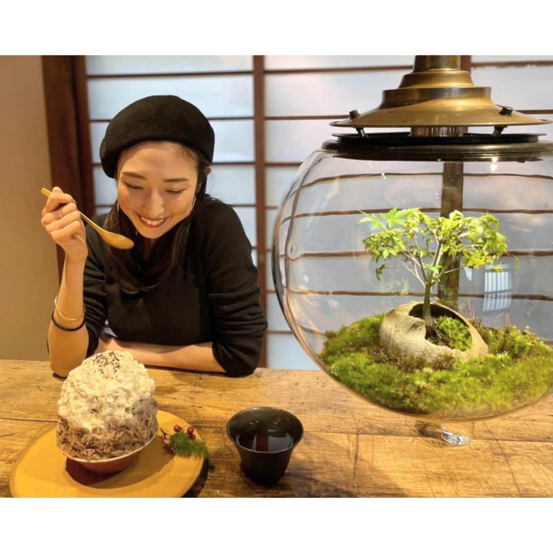 太田彩乃のインスタグラム：「Merry Christmas🎄💫  クリスマスケーキよりクリスマス氷🧡 古民家をリノベした店内はとっても居心地が良くて何度もお邪魔したくなるー☺️ @kon_nishihara  . . #クリスマス氷 #ayano氷_memo #かき氷 #かき氷はやめられない #リノベーション古民家 #こんにゃく寿司も美味しい #こんにゃく寿司とかき氷 #kon西原 #大人かき氷」