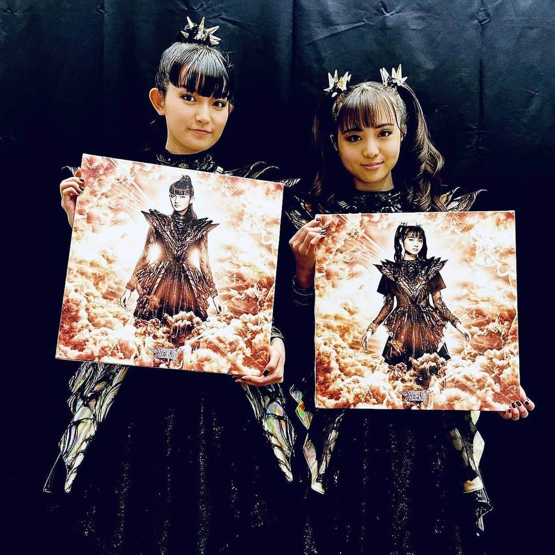 BABYMETALさんのインスタグラム写真 - (BABYMETALInstagram)「#MステウルトラSUPERLIVE で披露した #Distortion を含むベストアルバム「10 BABYMETAL YEARS」のLEGENDパネルスペシャルセットの受付は本日23:59まで！  #BABYMETAL #10BMY」12月25日 18時19分 - babymetal_official