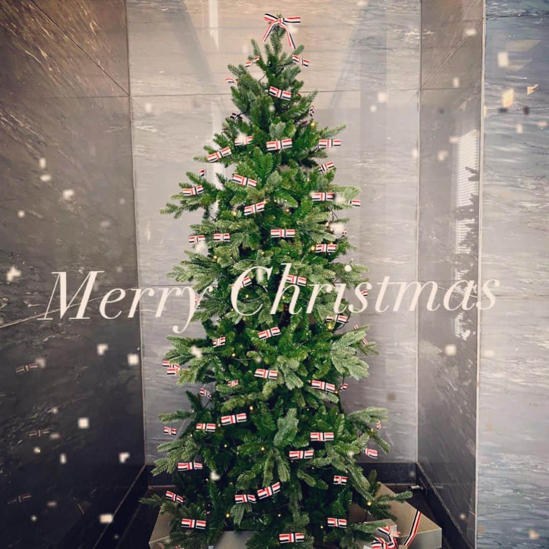 風間ゆみえのインスタグラム：「久しぶりに @saekoofficial と @thombrownejp トムブラウン青山店でお買いもの🌲✨」