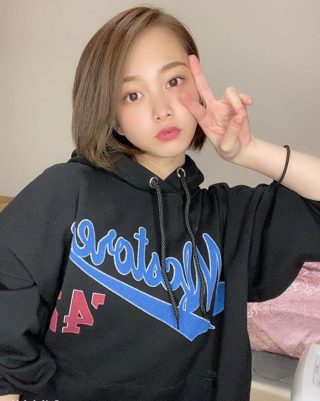 新田あゆなさんのインスタグラム写真 - (新田あゆなInstagram)「・ このトレーナーめっかわ🥰🥰 2枚目のピースの仕方うざいな笑 ・ ・」12月25日 18時21分 - ayu.3209