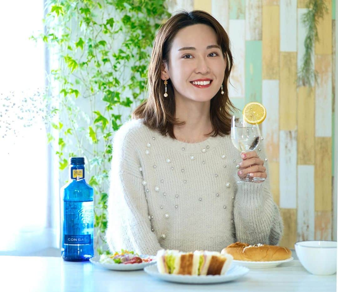 高橋晴香さんのインスタグラム写真 - (高橋晴香Instagram)「こないだのランチ🍽﻿ ﻿ ﻿ 飲み物は、SOLAN DE CABRAS SPARKLINGに💙﻿ ﻿ ﻿ SOLAN DE CABRASから新しくスパークリングが登場したの✨﻿ ﻿ ﻿ 炭酸水好きだから嬉しい🎵﻿ ﻿ ﻿ ミネラルバランスが優れてて、やわらかな口当たりで炭酸のすっきりとした爽やかなのどごし⭐️﻿ ﻿ ﻿ レモンのスライス加えて飲んでみたよ🍋﻿ ﻿ ﻿ 料理とも相性良いし、幅広いシーンで楽しめる🤍👩﻿ ﻿ ﻿ ﻿ @solandecabrasjapan﻿ ﻿ ﻿ #ランチ #lunch #ご飯 #食事 #炭酸水 #solandecabras #ソラン #ソランデカブラス #ミネラルウォーター #水 #レアルマドリード #ナチュラルミネラルウォーター #PR﻿」12月25日 18時21分 - haruka_takahashi0127