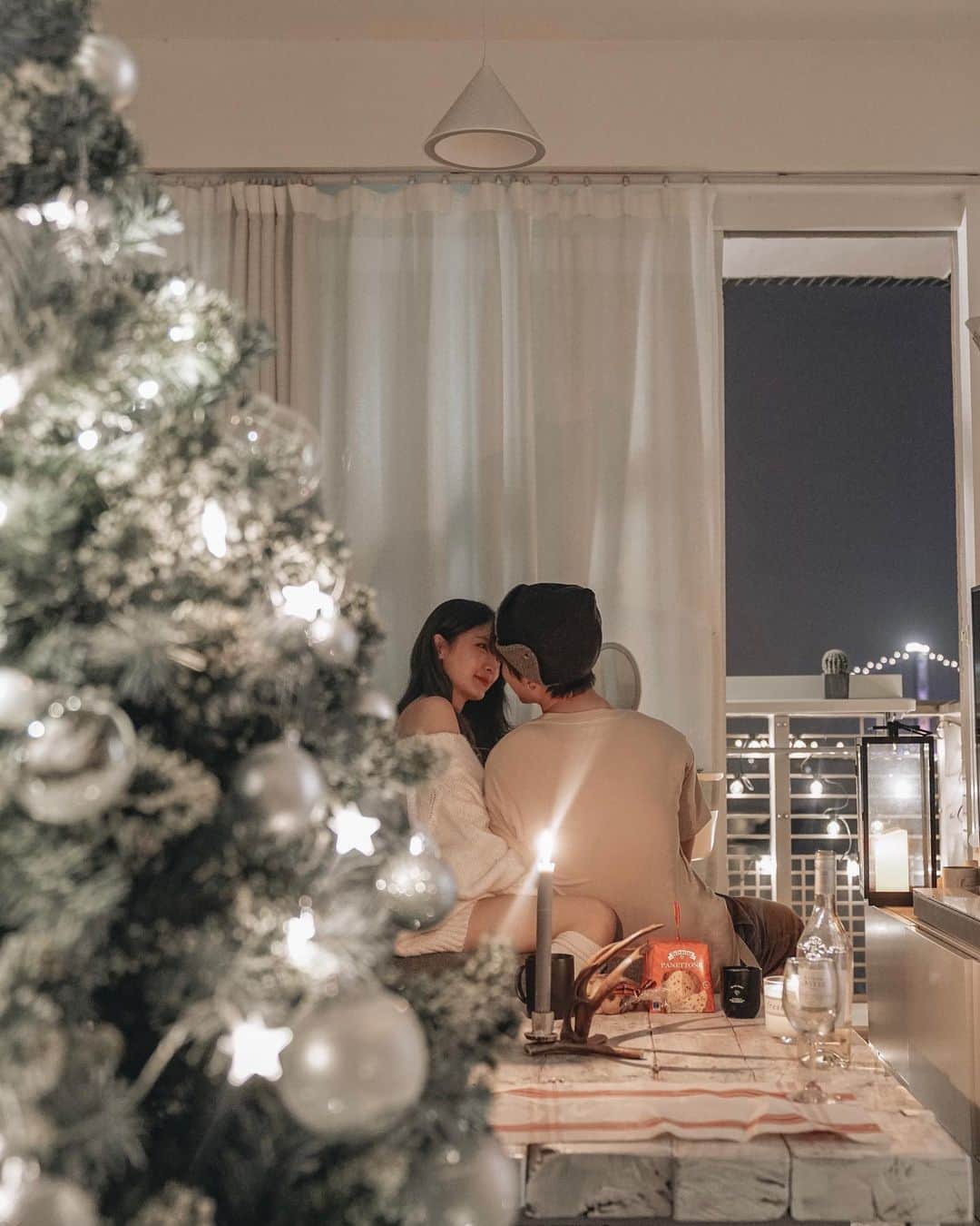 Giann Chanのインスタグラム：「Merry christmas to all of you! ❄️ It's been a tough year, but always be grateful for every love, joy and all the little things in life.   #merrychristmas #Christmaseve  #Homesweethome #stayhomestaysafe  #christmaslights #christmaslove」