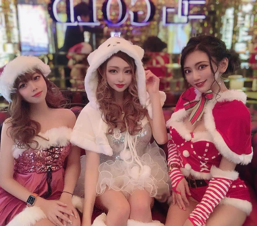 つきののインスタグラム：「. ・ ・ 1人だけクリスマス関係ないコスプレしてごめんなさい 見えてないけどサンタの帽子ちゃんとついてるよ🎅🏻 ・ ・ メリークリスマス🎄 ・ ・ ・ #クリスマス #Xmas #christmas #クリスマスイブ #メリークリスマス #サンタコス #コスプレ #ゴールド #gold #錦 #錦3 #名古屋 #ナイツネット #キャバ嬢 #キャバクラ #キャバ #歌舞伎町 #六本木 #北新地 #ミナミ #中洲 #すすきの #ギャル #ネイル #Tバック #ドレス」