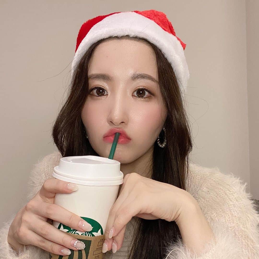 のインスタグラム：「happyMerryChristmas🎄 昨日の写真でごめんなさいww 皆んなサンタさんきた？？ 今年はサンタさんも検温消毒してからみんなのお家行くからとっても大変だろな、って思いながら応援してました。私はサンタさんにハンドクリームをプレゼントしたいです。」