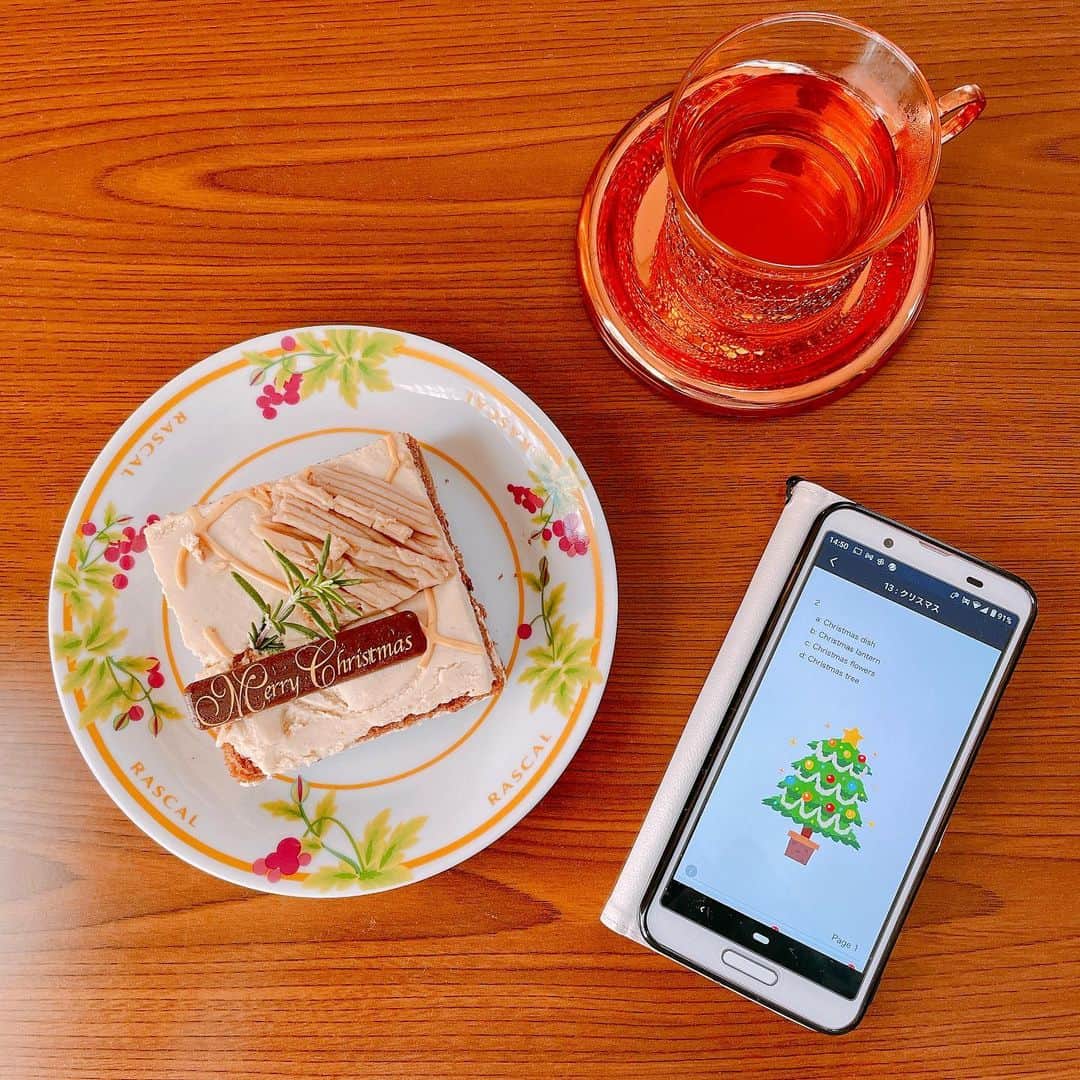 うえむらちかのインスタグラム：「小さいサンタさんが来てくれたので一緒に﻿ 英会話レッスン🎅﻿ @nativecamp﻿ ﻿ クリスマスをテーマにした教材もあって﻿ 次節に合わせたテーマで﻿ 文化の勉強もできるのも楽しいな〜♪﻿ ﻿ #聞くコンテンツ﻿ にはクリスマスがテーマの特集もあるから﻿ クリスマスケーキ食べながら﻿ リスリングしてました笑﻿ ﻿ なぜ日本ではクリスマスをチキンでお祝いする人がいるのか？﻿ ﻿ 答えは動画の中に👂﻿ 聞き取ってみてね🍗﻿   #ネイティブキャンプ #オンライン英会話 #英会話レッスン #オンラインレッスン #英会話 #英会話勉強中 #英会話初心者 #英語やり直し #英語ペラペラになりたい #英語好きな人と繋がりたい #インスタ英語 #おうち英語 #英語の勉強 #英語学習 #留学 #海外留学 #留学生活 #語学留学 #留学準備」