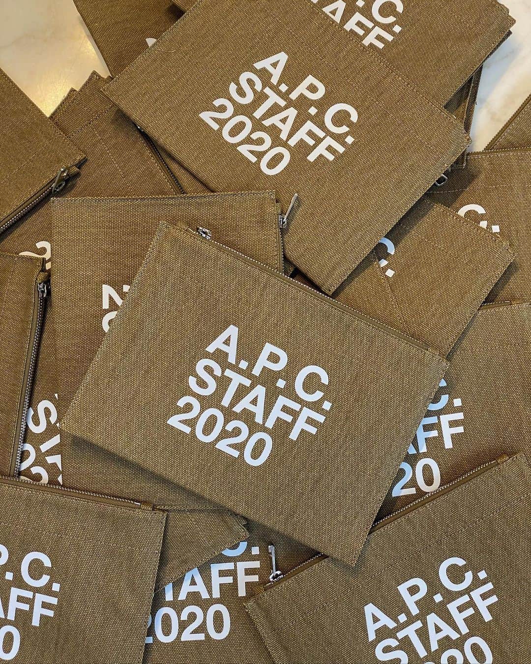 アーペーセーのインスタグラム：「“To all my fellow colleagues on the five continents, thank you for your hard and creative work. Peace.”⠀ - Jean Touitou ⠀ ⠀ This year, A.P.C. gave a pouch as a gift to staff all around the globe.⠀ ⠀ #APC #APCstaff #APCstaff2020」
